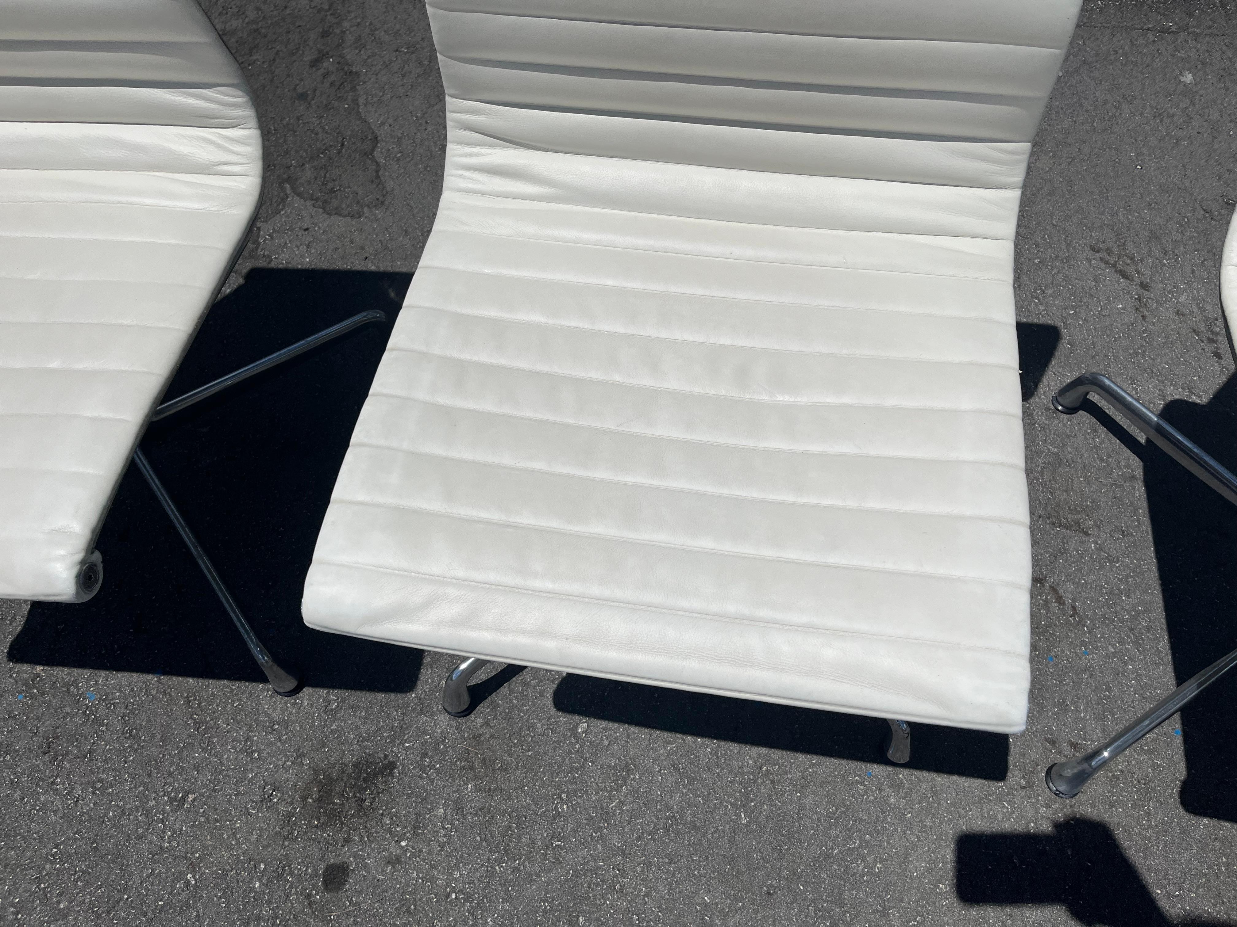 Una Silla Lateral Grupo Eames Aluminio Vicenza Piel Crema Herman Miller 2015 en venta 6