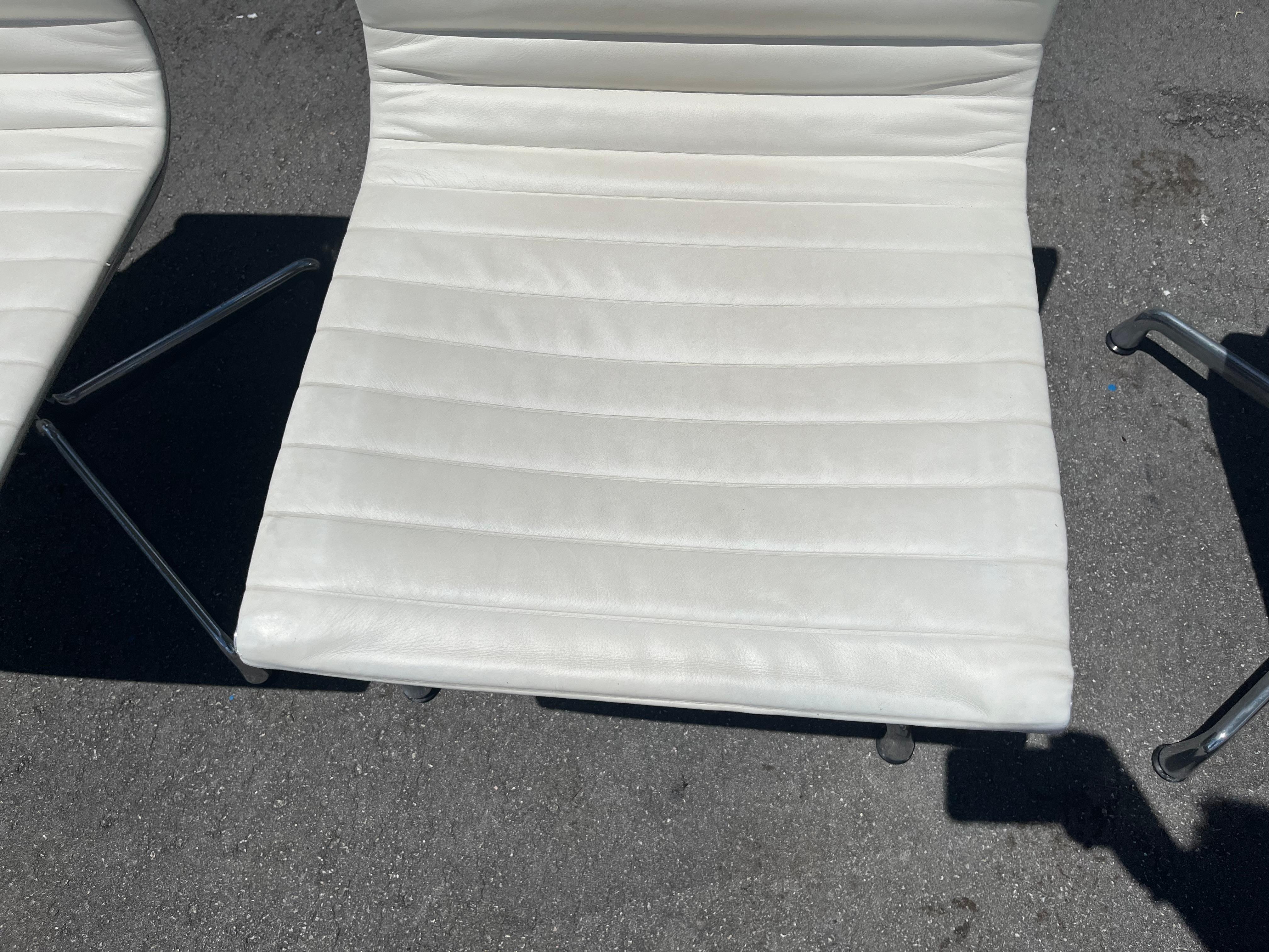Una Silla Lateral Grupo Eames Aluminio Vicenza Piel Crema Herman Miller 2015 en venta 7