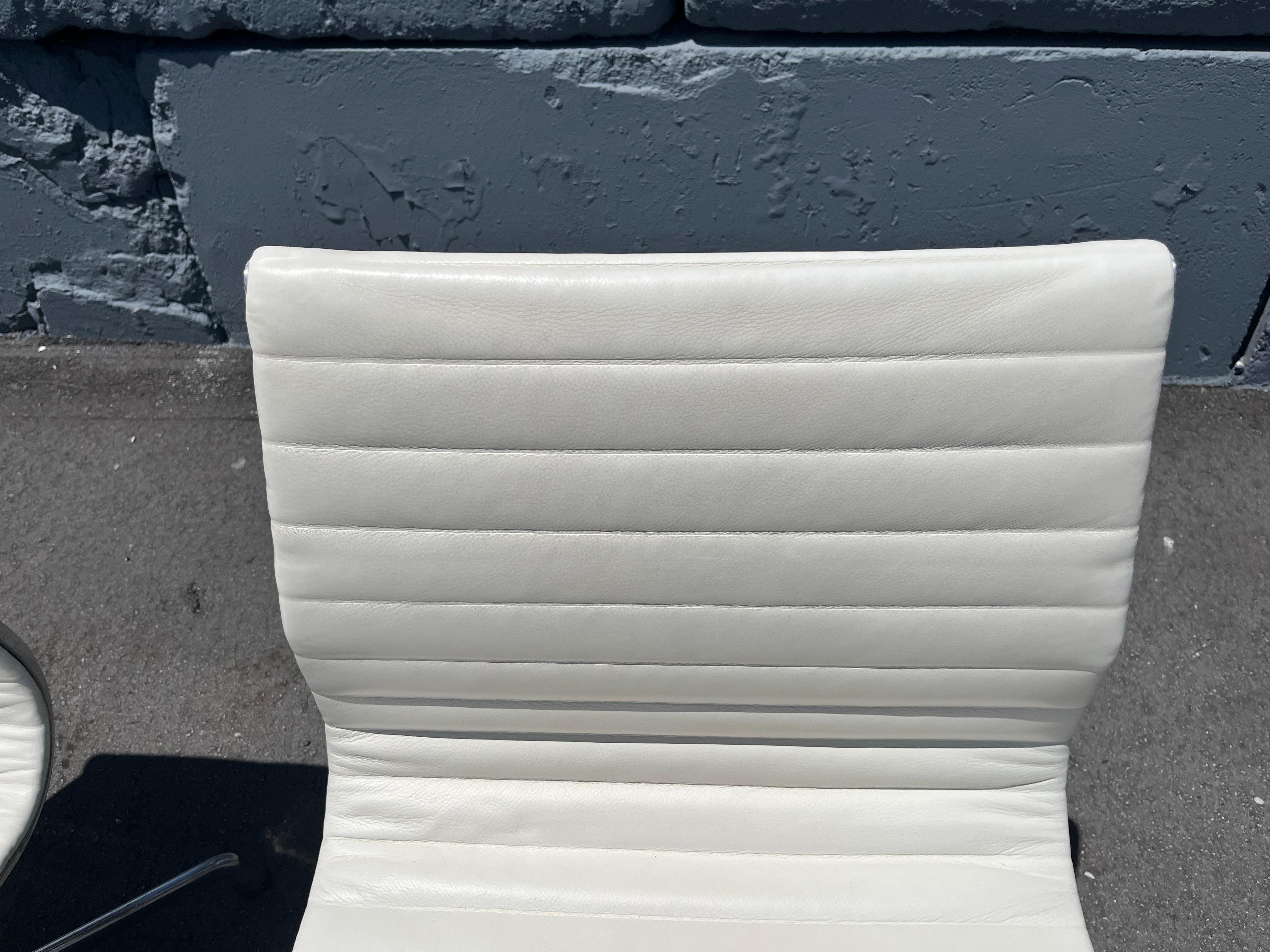 Una Silla Lateral Grupo Eames Aluminio Vicenza Piel Crema Herman Miller 2015 en venta 9