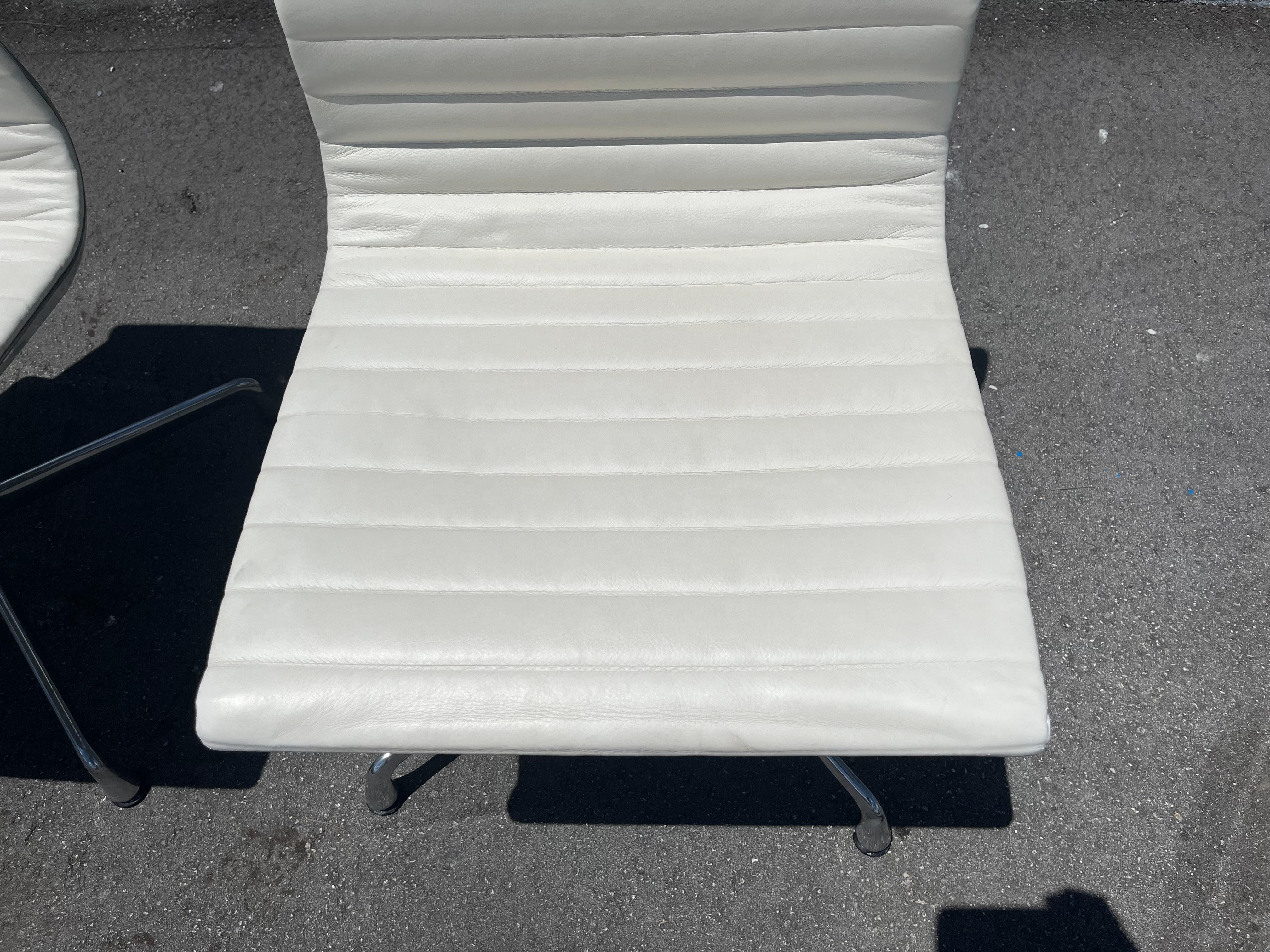 Una Silla Lateral Grupo Eames Aluminio Vicenza Piel Crema Herman Miller 2015 en venta 10