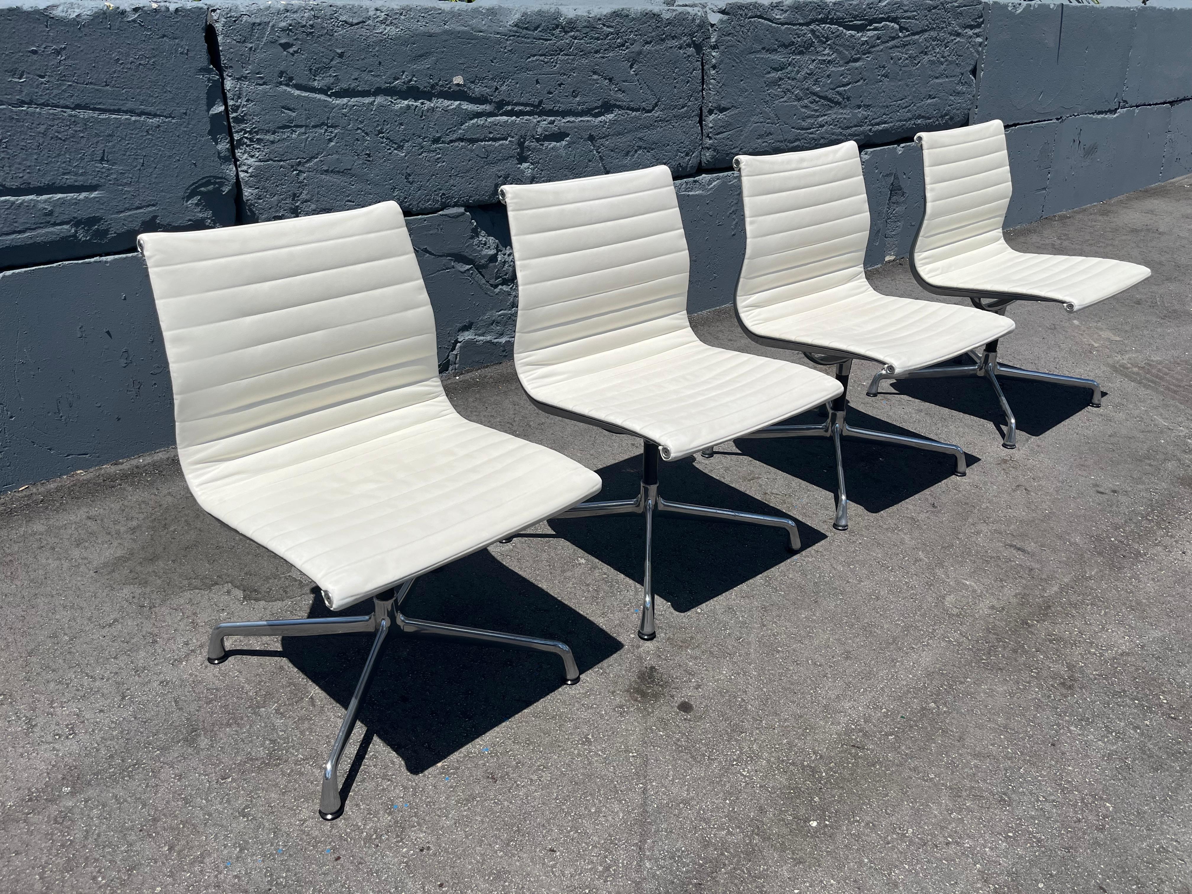 Una Silla Lateral Grupo Eames Aluminio Vicenza Piel Crema Herman Miller 2015 en venta 11