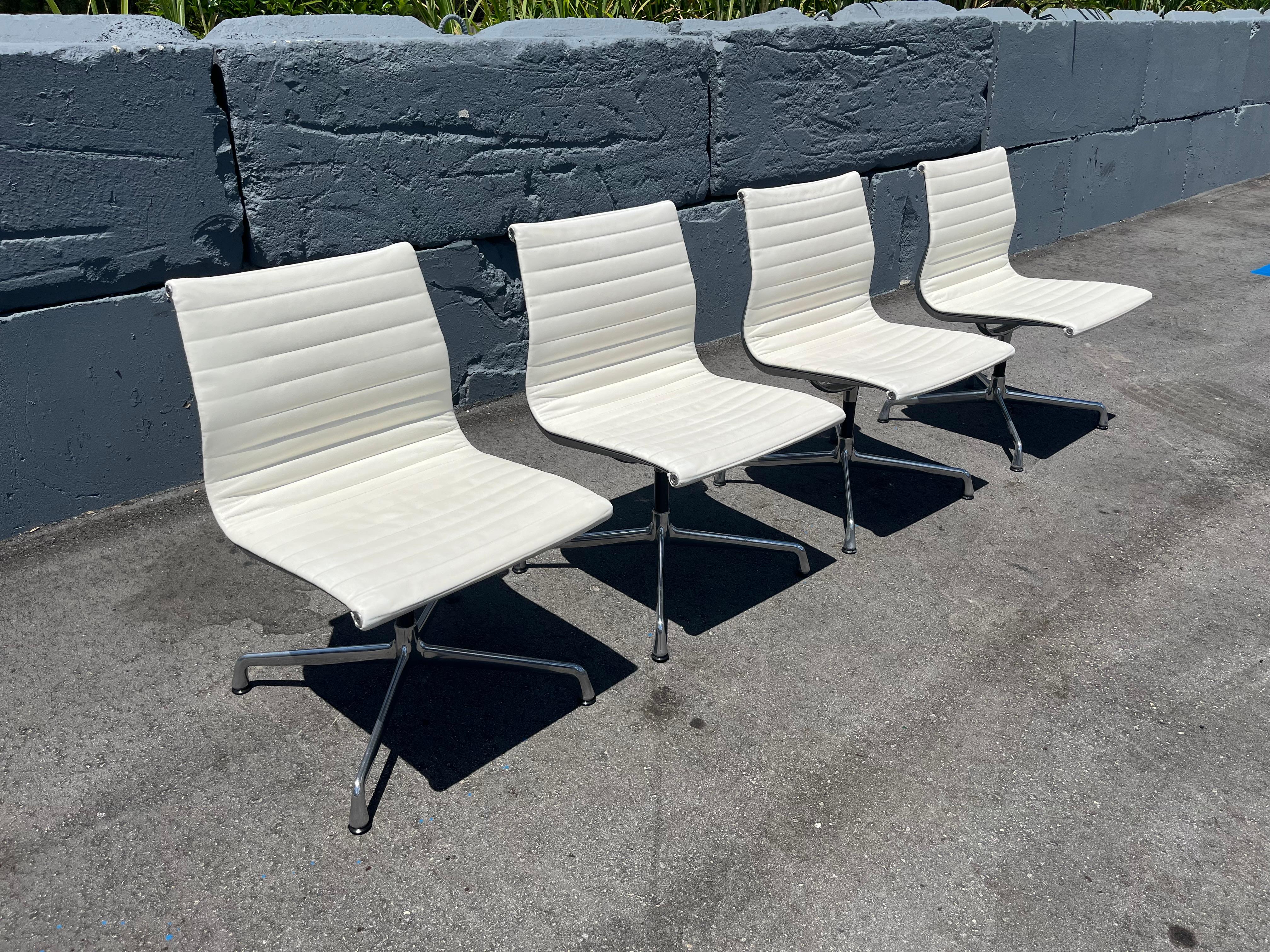 Una Silla Lateral Grupo Eames Aluminio Vicenza Piel Crema Herman Miller 2015 en venta 12