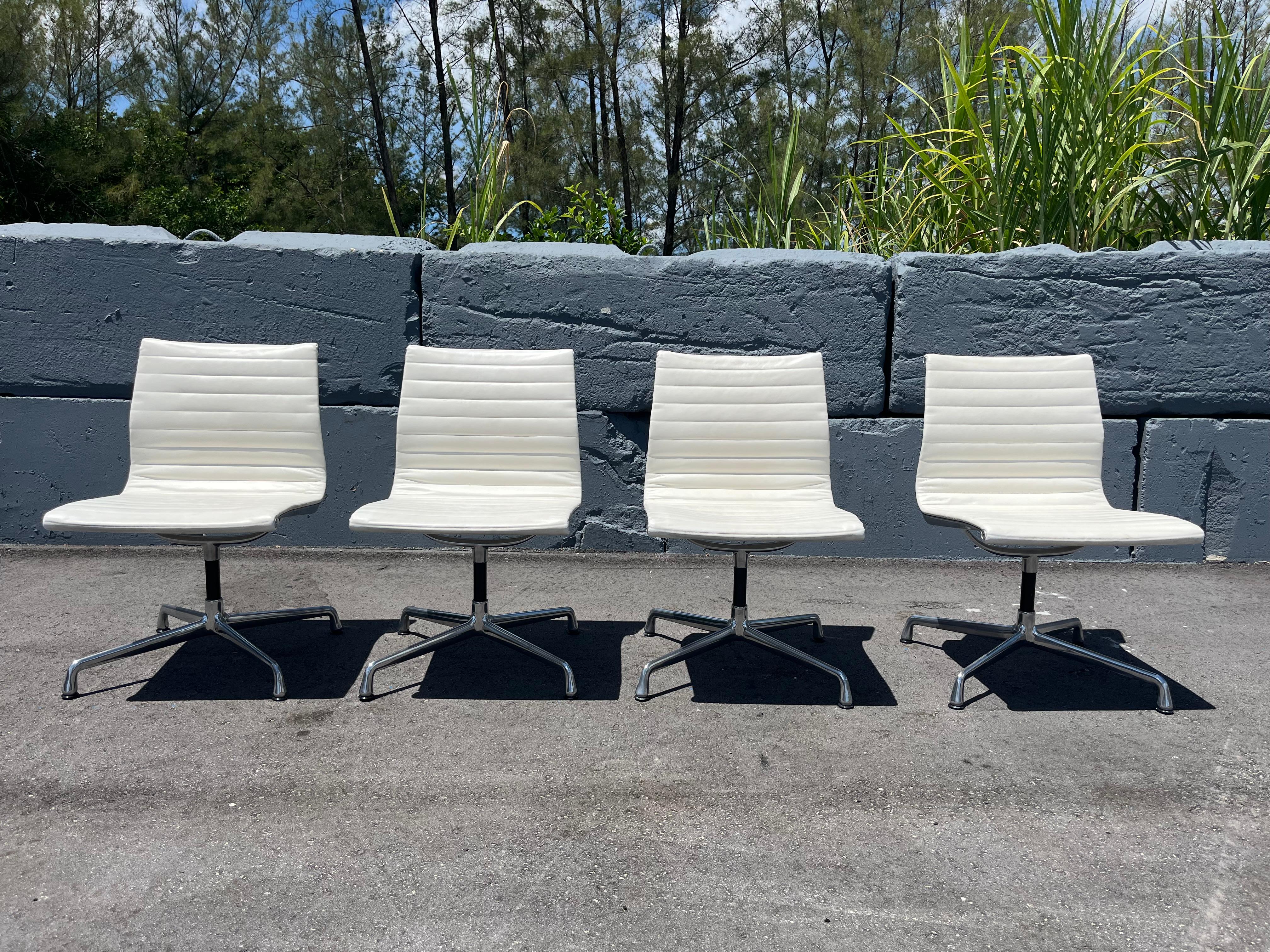 Una Silla Lateral Grupo Eames Aluminio Vicenza Piel Crema Herman Miller 2015 en venta 14