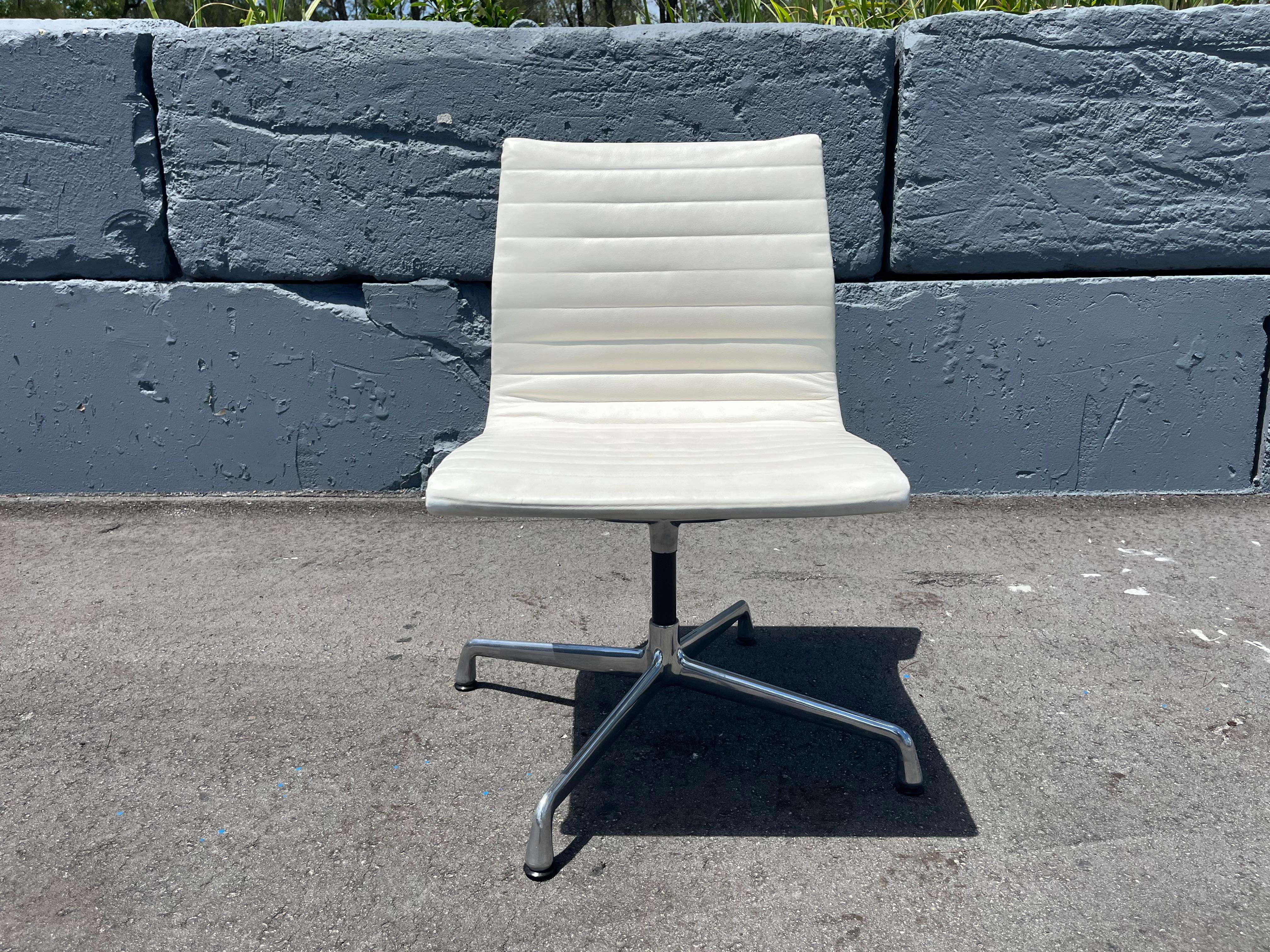 una Silla Lateral Grupo Eames original de aluminio en piel de Vicenza color crema. 
Giro de 360 grados. Fabricado por Herman Miler 2015. Cuatro sillas disponibles.