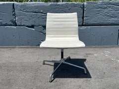 Una sedia Eames Aluminum Group Side Chair Vicenza Leather Cream Herman Miller 2015