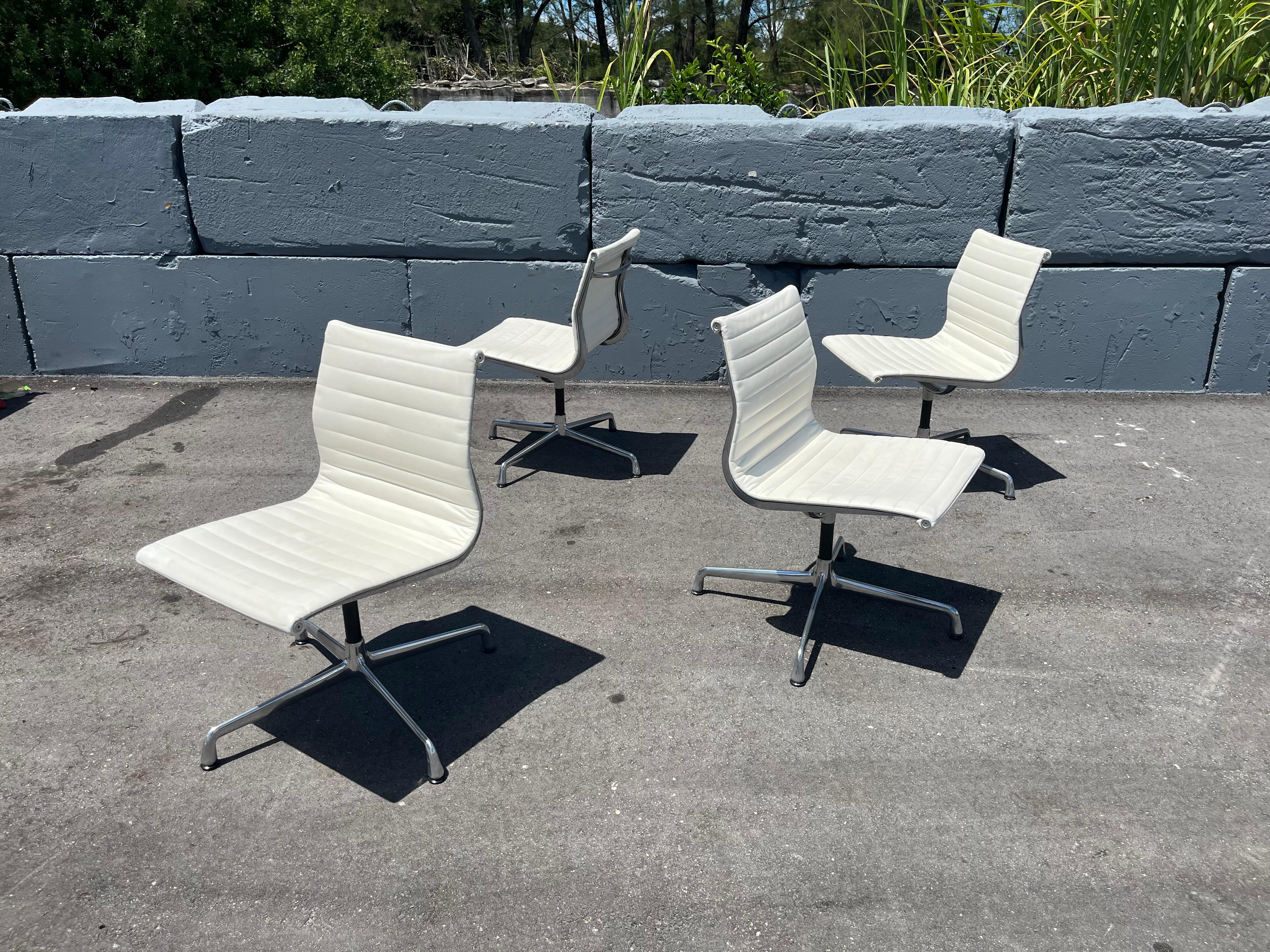 Una Silla Lateral Grupo Eames Aluminio Vicenza Piel Crema Herman Miller 2015 Moderno en venta