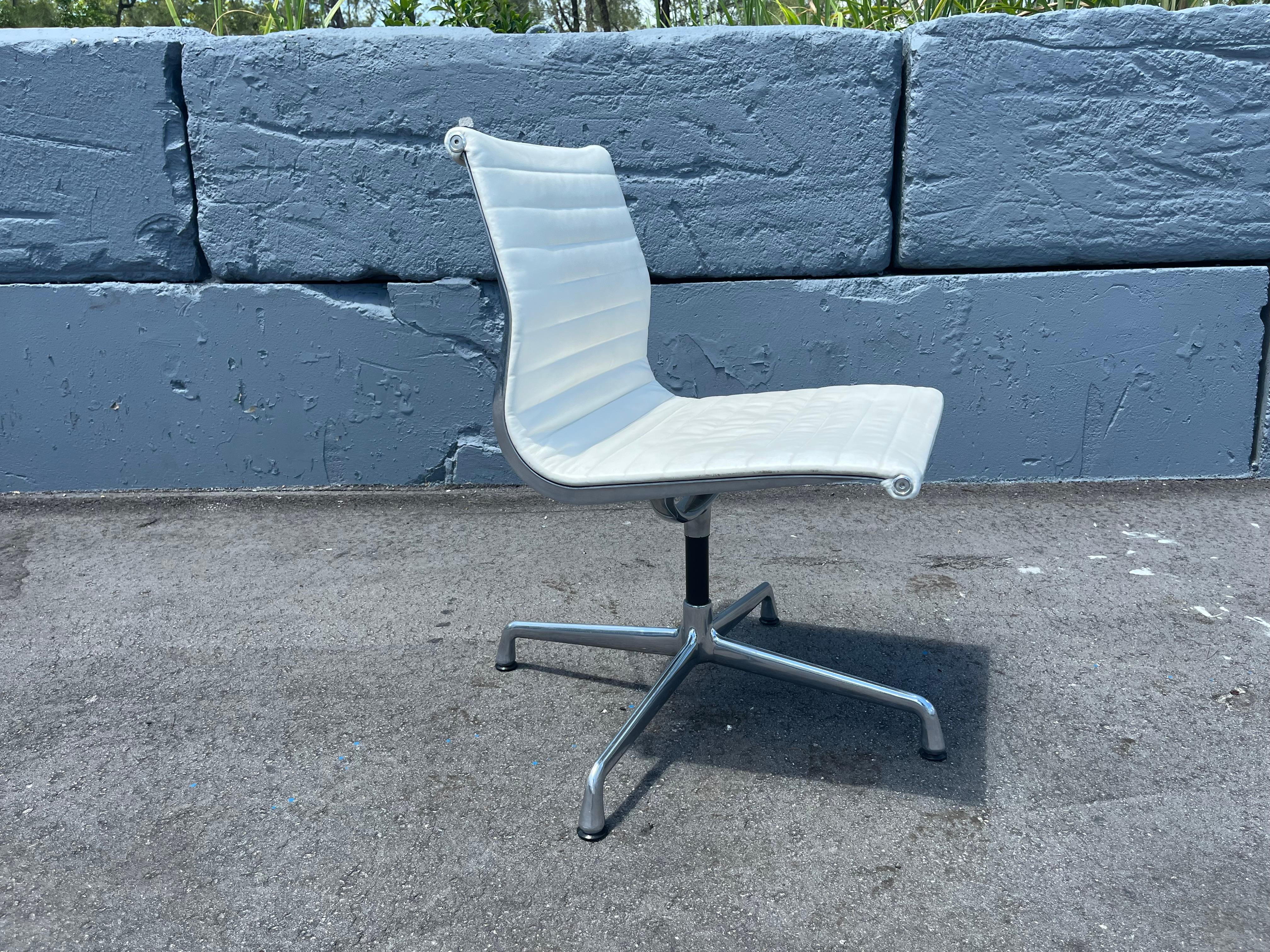 Una Silla Lateral Grupo Eames Aluminio Vicenza Piel Crema Herman Miller 2015 Siglo XXI y contemporáneo en venta