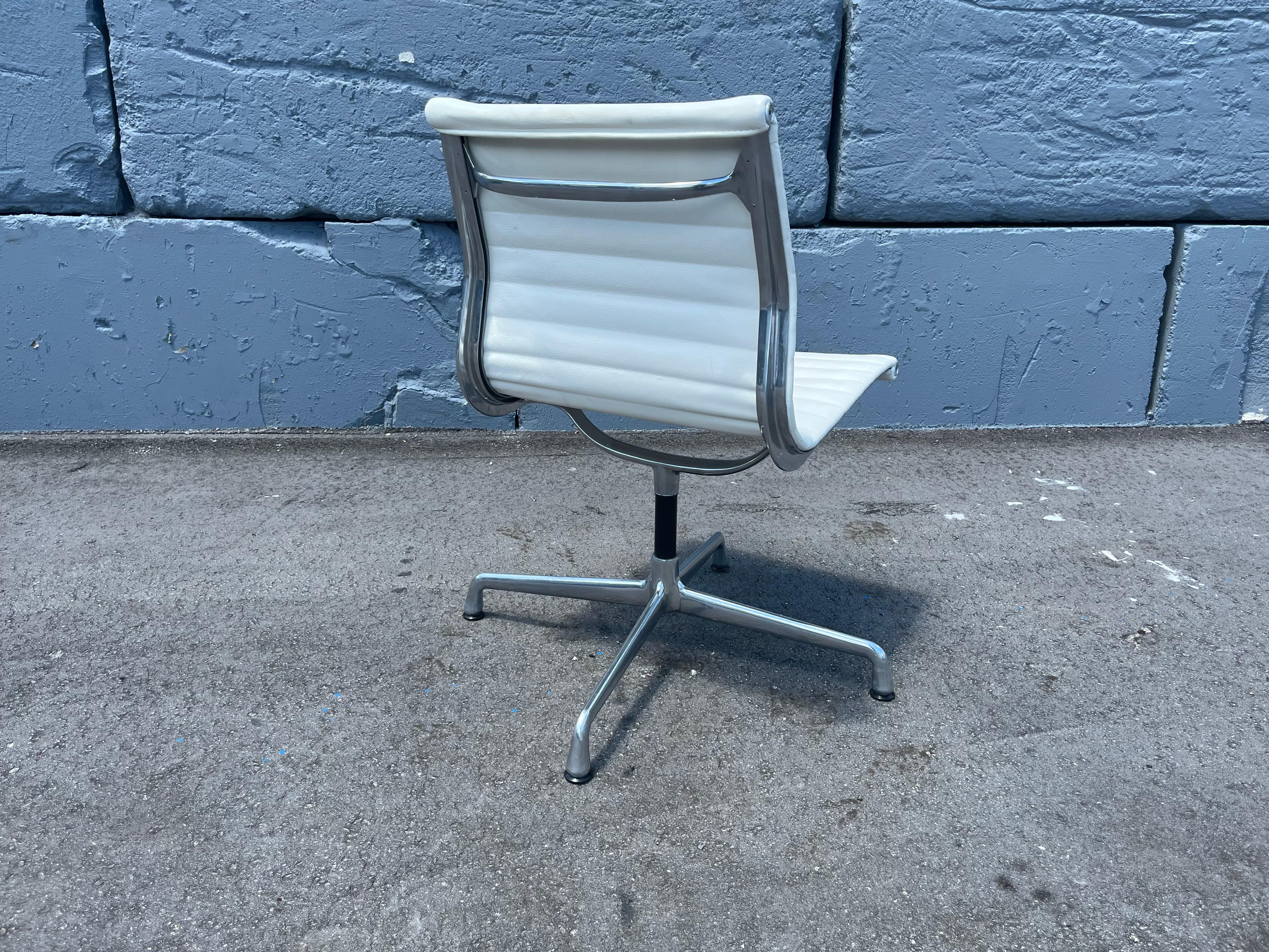 Una Silla Lateral Grupo Eames Aluminio Vicenza Piel Crema Herman Miller 2015 en venta 1
