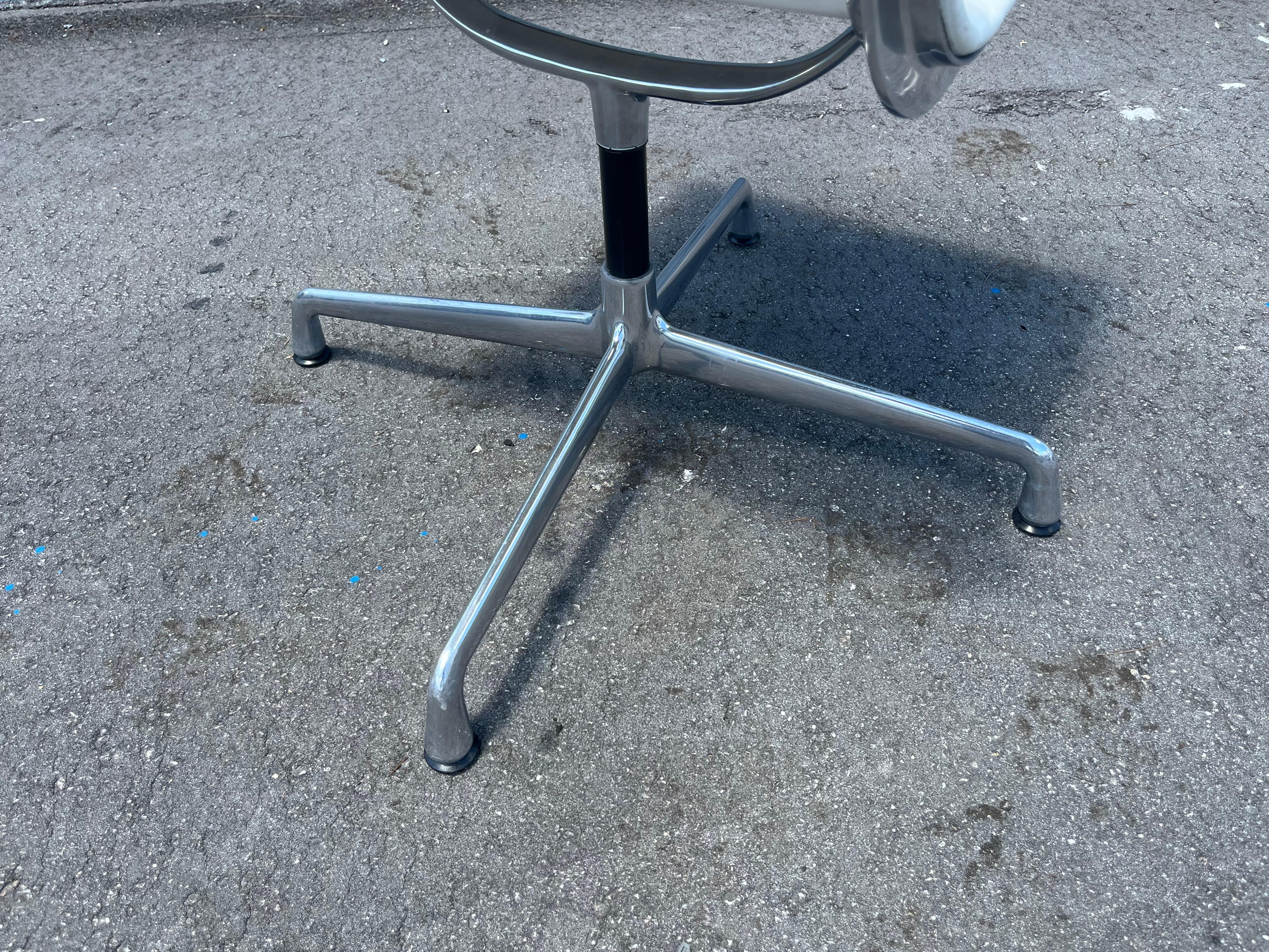Una Silla Lateral Grupo Eames Aluminio Vicenza Piel Crema Herman Miller 2015 en venta 2