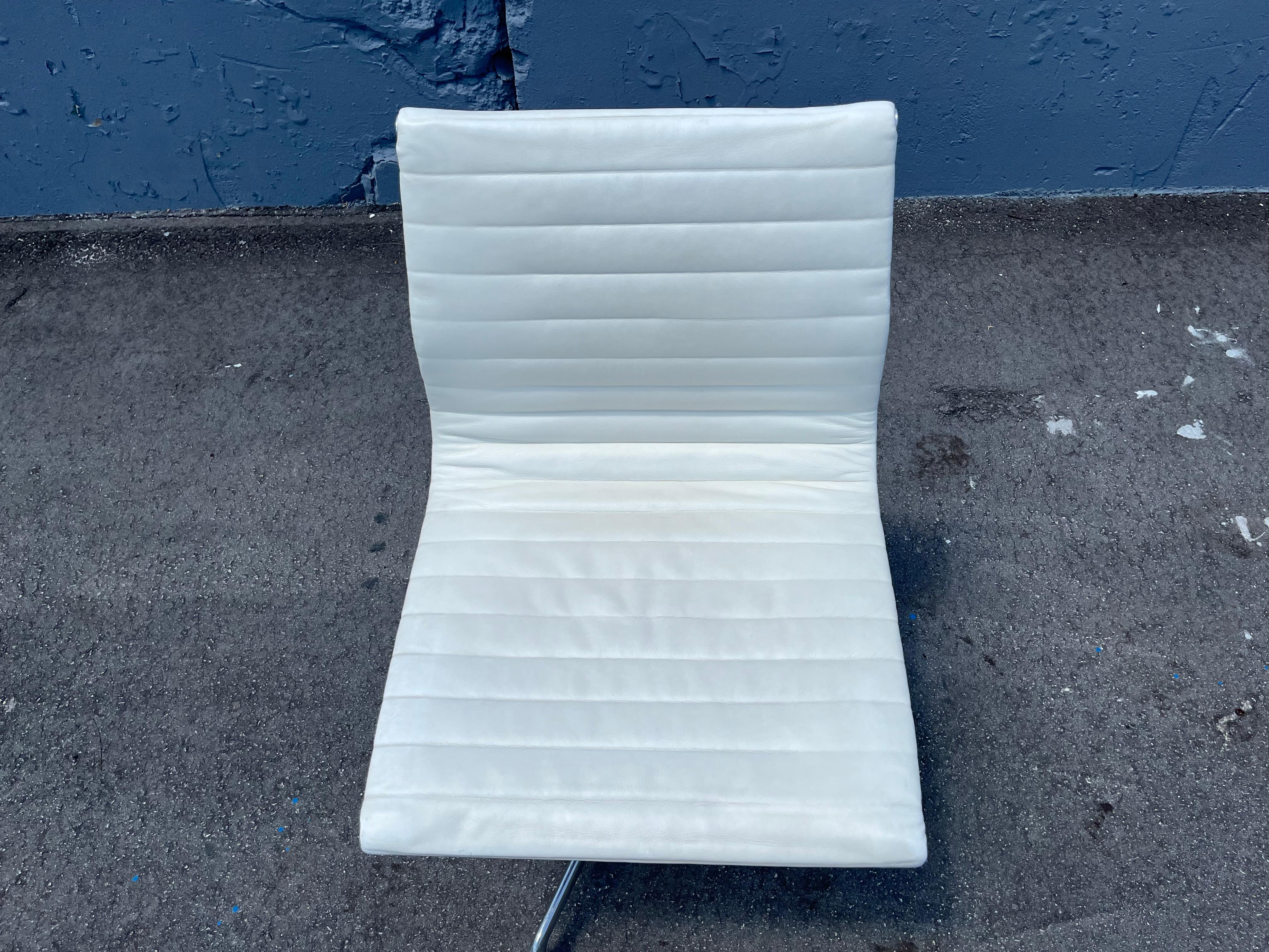 Una Silla Lateral Grupo Eames Aluminio Vicenza Piel Crema Herman Miller 2015 en venta 3