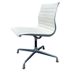 Una Silla Lateral Grupo Eames Aluminio Vicenza Piel Crema Herman Miller 2015