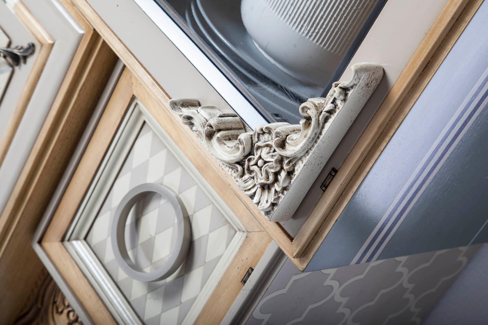 One Entry Cabinet by Lola Glamour For Sale 1