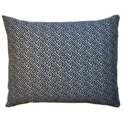 Un coussin à motif géométrique