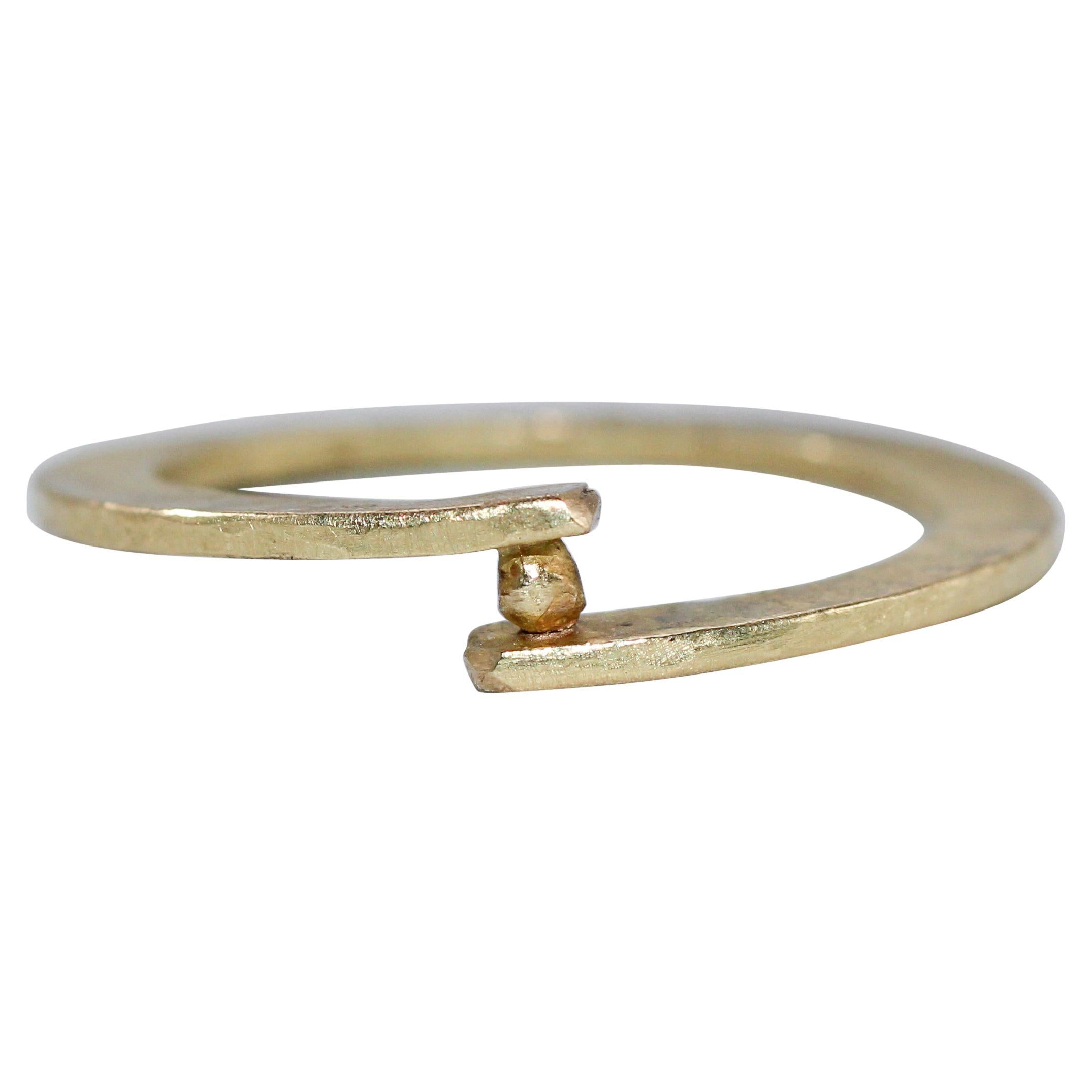 Moderner Granule-Ring aus 18 Karat Gold mit weiteren Mode-Stapeln