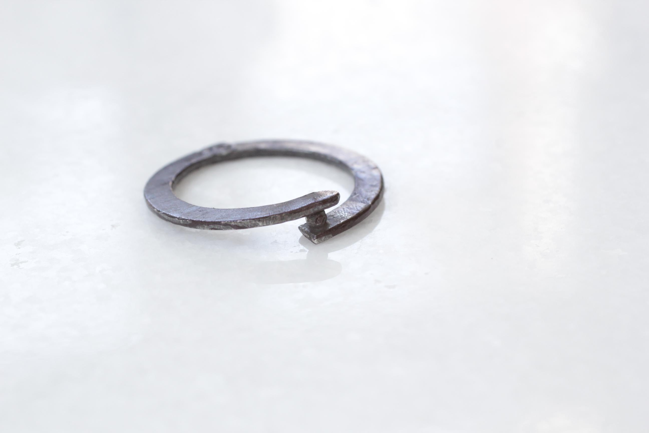 One Granule Moderner Ring aus oxidiertem Sterlingsilber mit Oxidiertem Sterlingsilber Mehr Mode-Stapeldesigns (Künstler*in) im Angebot