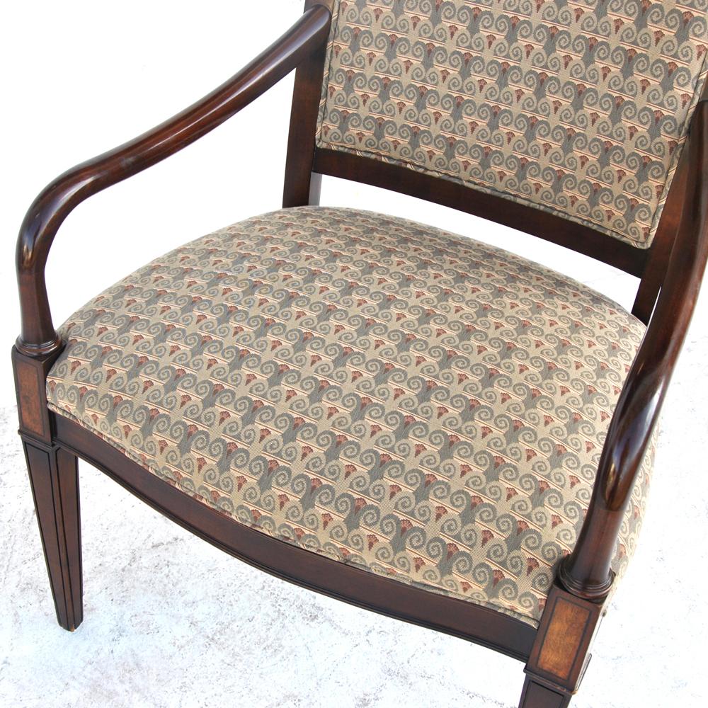 XXIe siècle et contemporain Une chaise de salle à manger traditionnelle à bras de Hickory Furniture en vente
