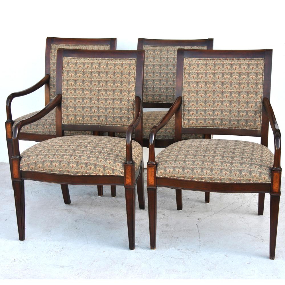 Noyer Une chaise de salle à manger traditionnelle à bras de Hickory Furniture en vente
