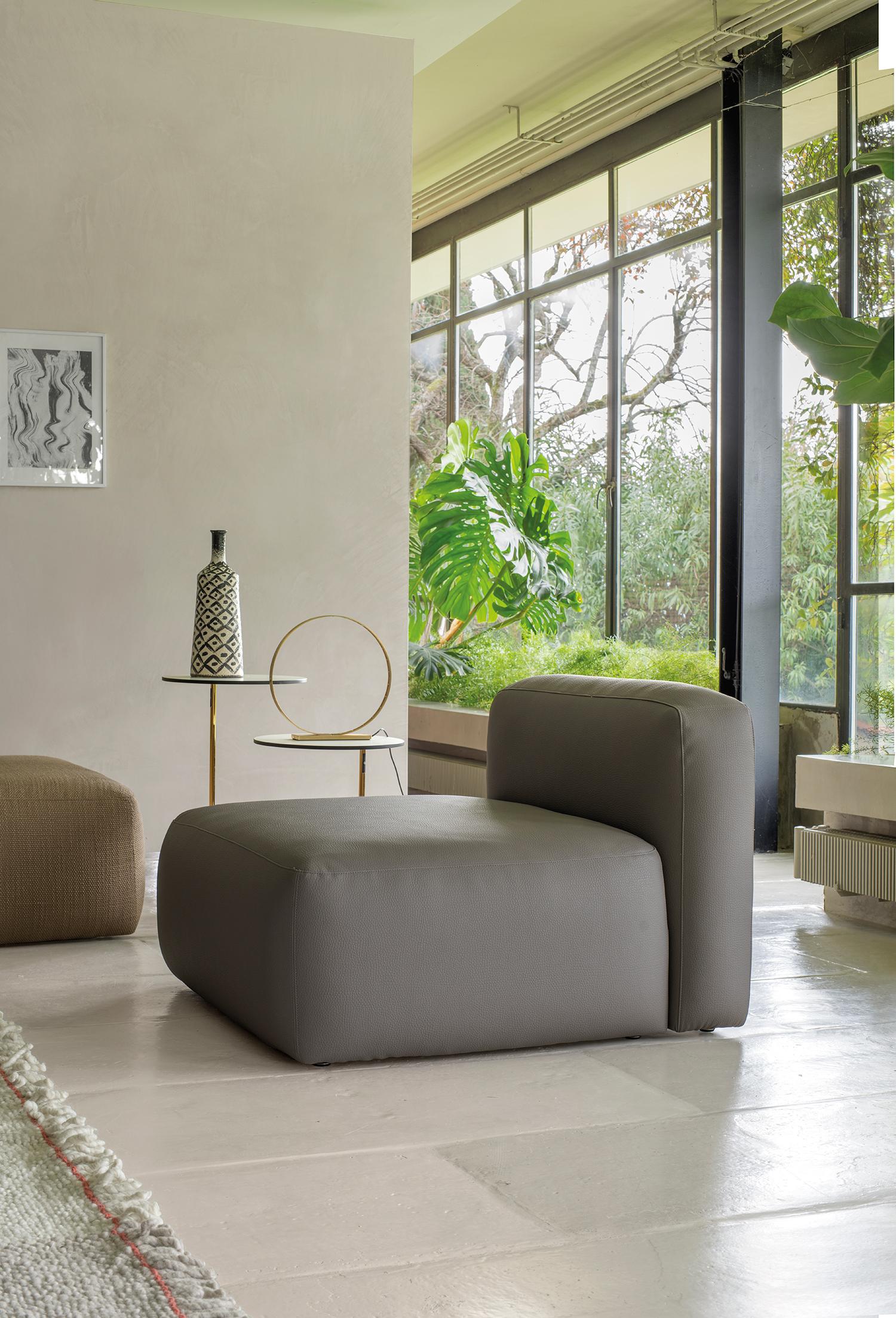 One Hundred Fully Upholstered Monolithic Modular Sofa by Quinti Sedute
Dimensions : D 134 x L 250 x H 77 cm.
MATERIAL : Caoutchouc polyuréthane, contreplaqué et rembourrage.

Disponible en différentes finitions, tailles et options de matériaux. Les