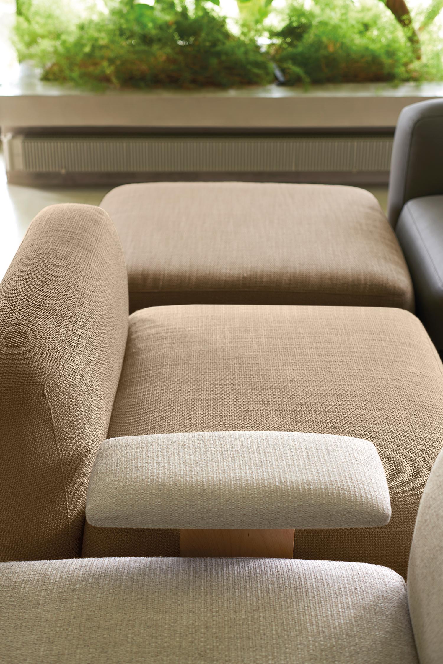 XXIe siècle et contemporain One Hundred Fully Upholstered Monolithic Modular Sofa by Quinti Sedute en vente