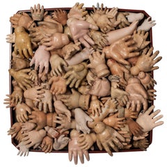 Cent mains de poupées de la fin du 19e siècle et du début du 20e siècle sur Stand