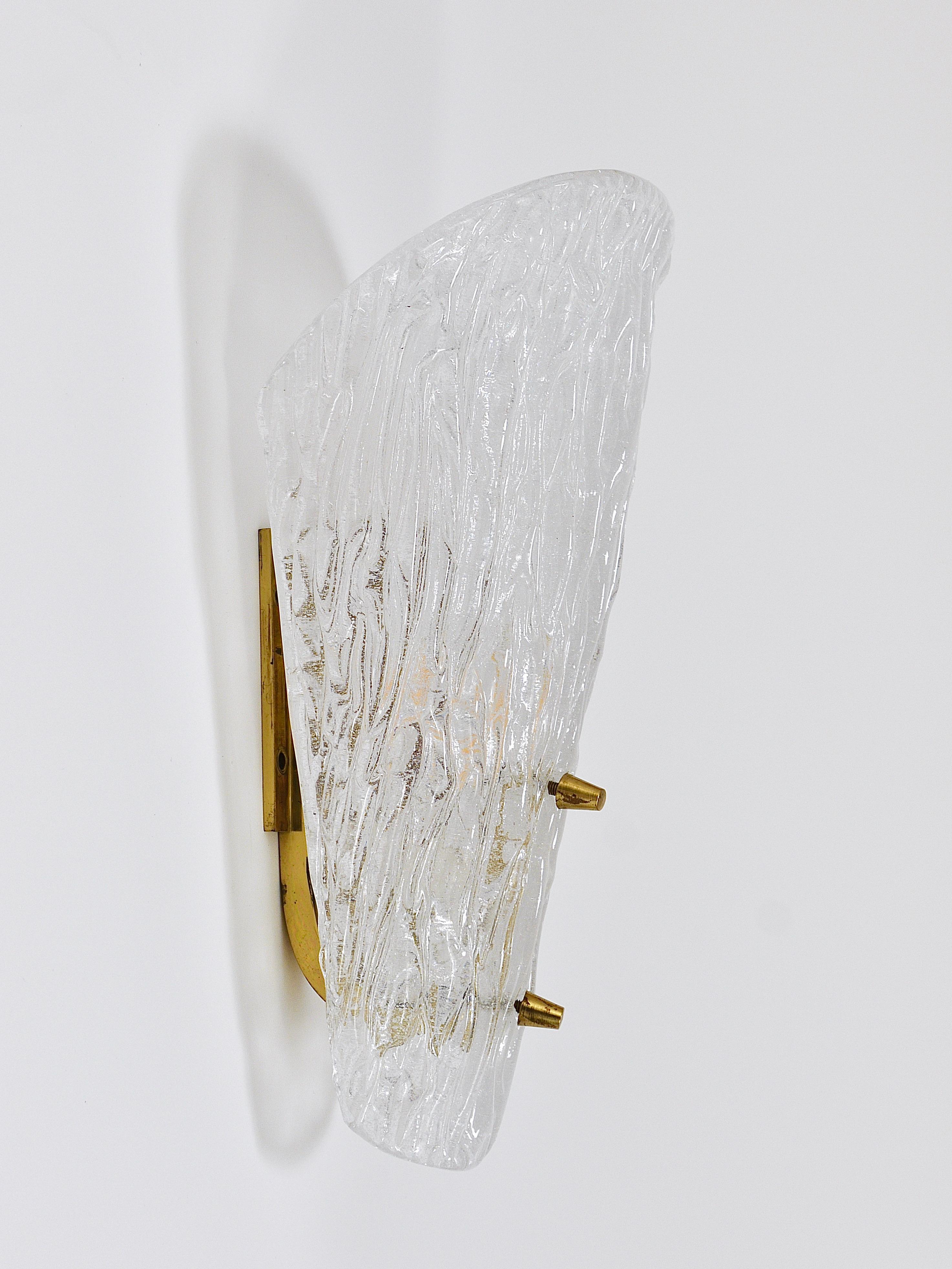 Mid-Century Modern One Kalmar Midcentury Brass & Textured Glass Scone Wall Light, Austria, 1950s For Sale