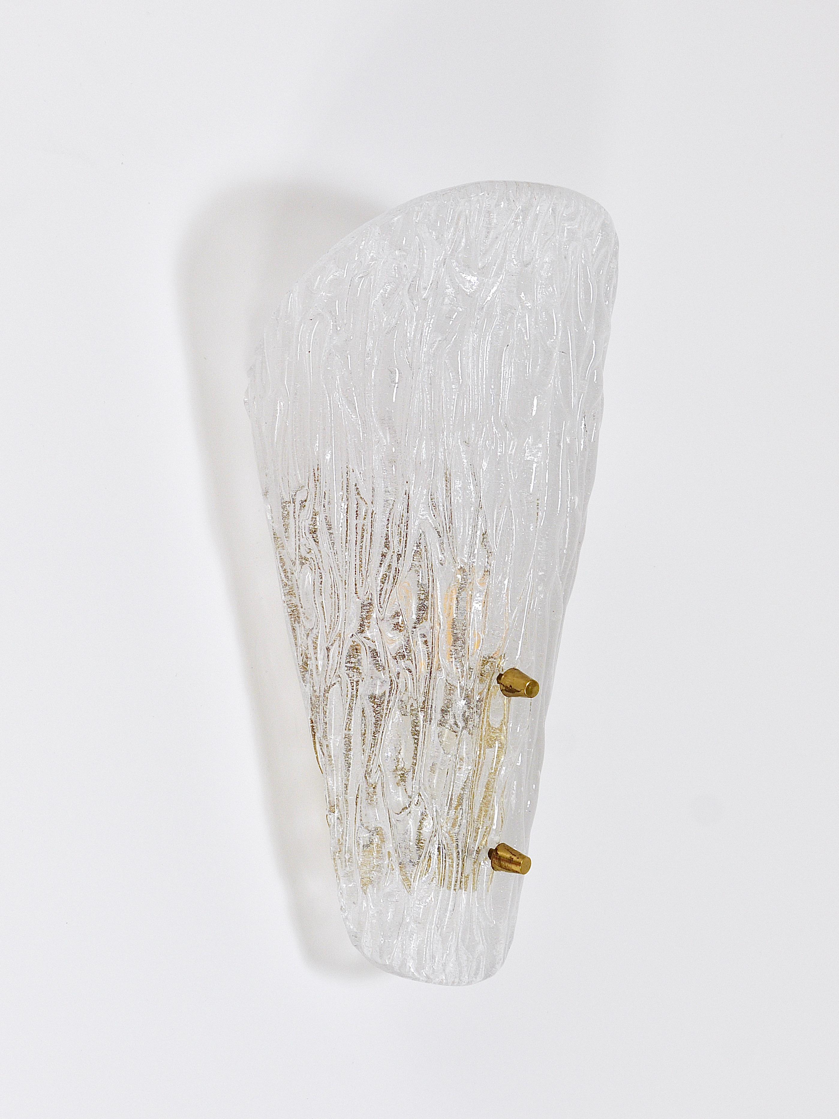 One Kalmar Midcentury Brass & Textured Glass Scone Wall Light, Austria, 1950s For Sale 2