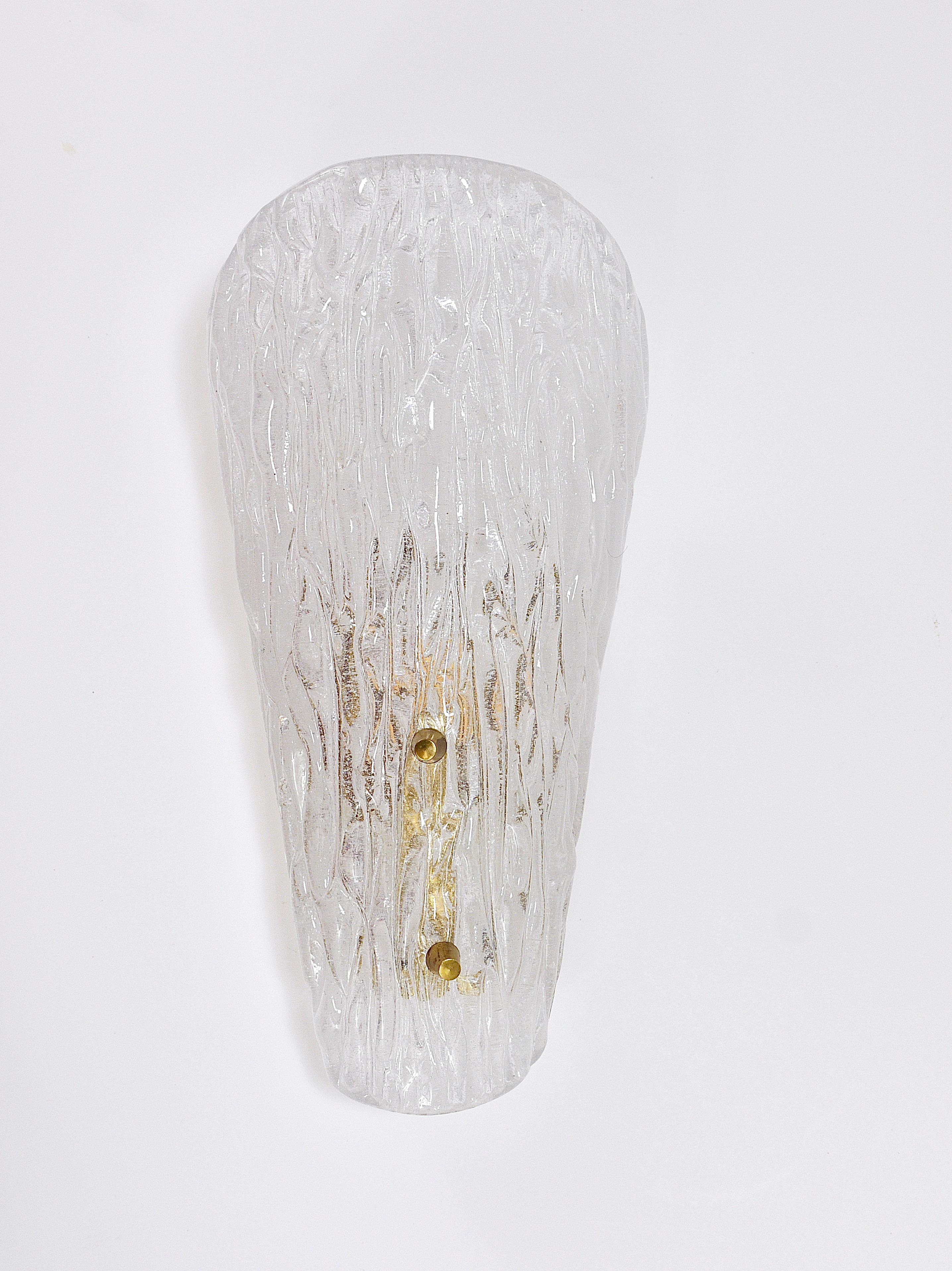 One Kalmar Midcentury Brass & Textured Glass Scone Wall Light, Austria, 1950s For Sale 3