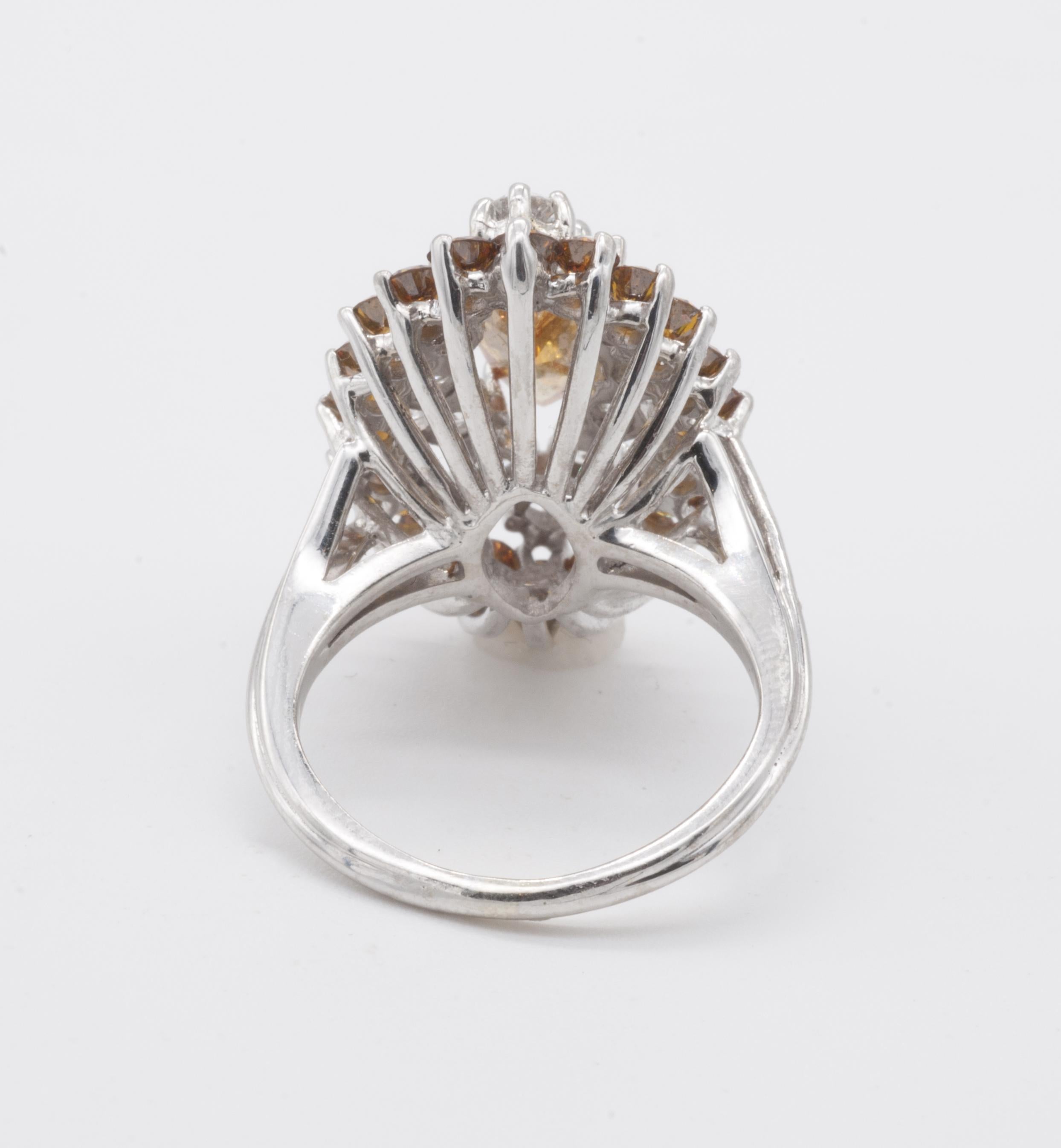 One Ladies 1,6 Karat brauner Diamant Marquise-Schliff Ring in 18 Kt Weißgold (Zeitgenössisch) im Angebot