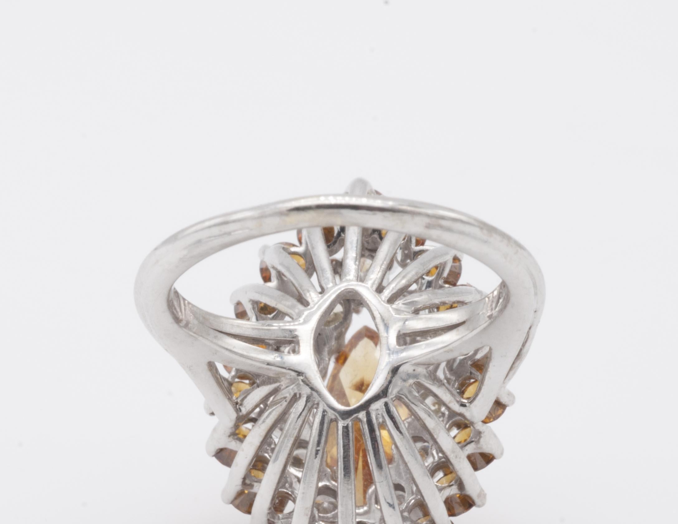 One Ladies 1,6 Karat brauner Diamant Marquise-Schliff Ring in 18 Kt Weißgold (Marquiseschliff) im Angebot