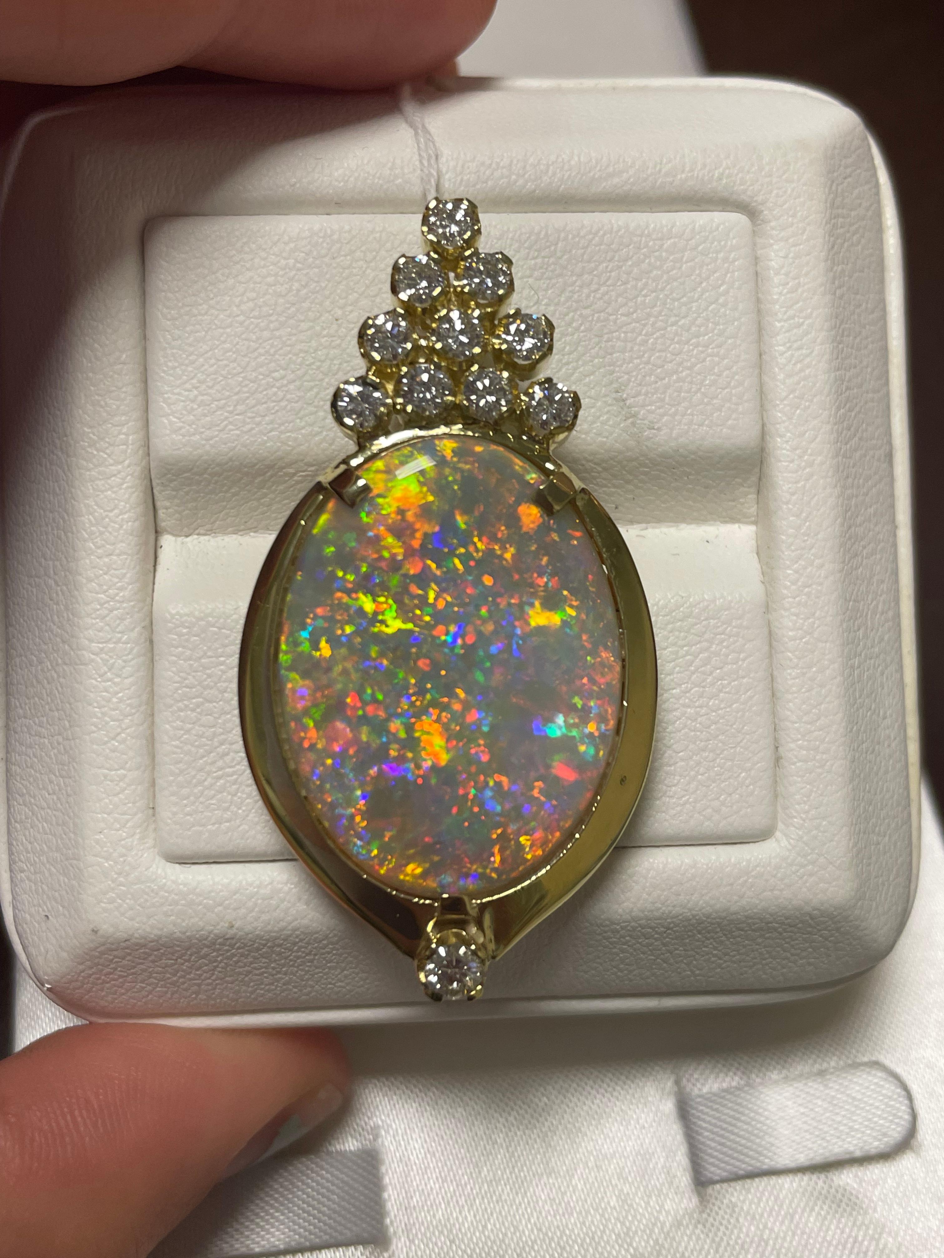 Ein weißer Opal einer Dame, mehrfarbig, mit durchschnittlicher Sättigungsskala.  Helles Pinfire-Muster mit ovaler Cabochonform.  110 runde Diamanten im Brillantschliff mit einer Größe von 3,5-2,85 mm. Das Gesamtgewicht beträgt 1,25 Karat.  Die Farbe