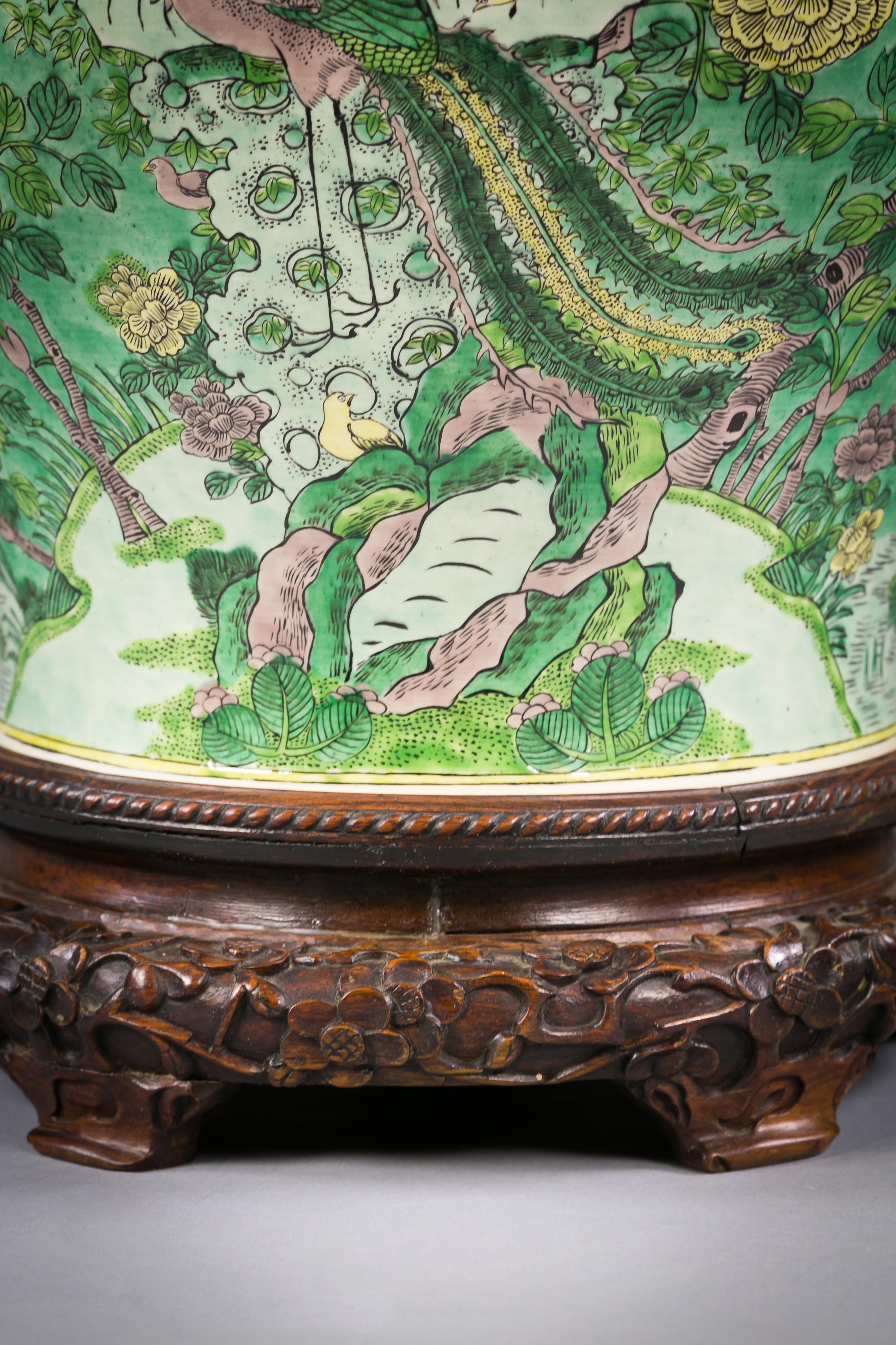 One Large Chinese Porcelain Famille Verte Covered Vase on Stand, circa 1860 In Good Condition In New York, NY