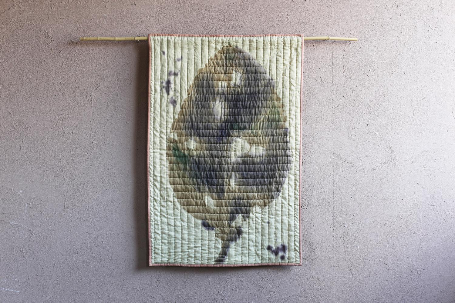 Title : one leaf
Japan / 2023s
Size : w790 x h1200 mm  

A work that has been unevenly dyed after hand-painting.
This quilt is made with linen viyella, which has a natural sheen.
Hand quilted with cotton thread and Uses hand-knitted hemp