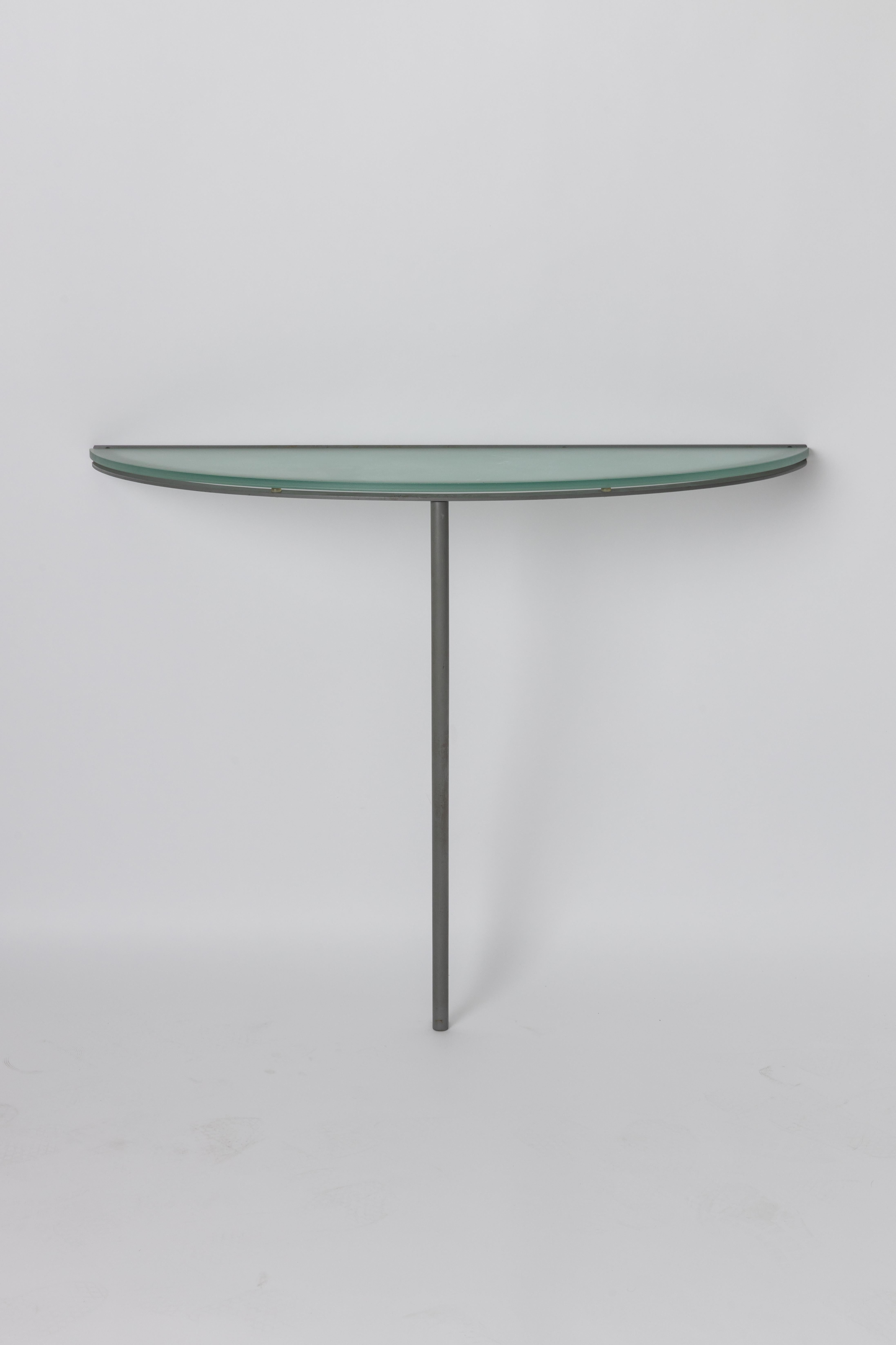 Der einbeinige Tisch wurde 1986 von Jasper Morrison für eine Wohnung in Kensington entworfen. 1989 ging der Tisch bei Cappellini in Produktion. 

Der Tisch ist eines der ersten Projekte von Jasper Morrison und bringt seine Philosophie voll zum