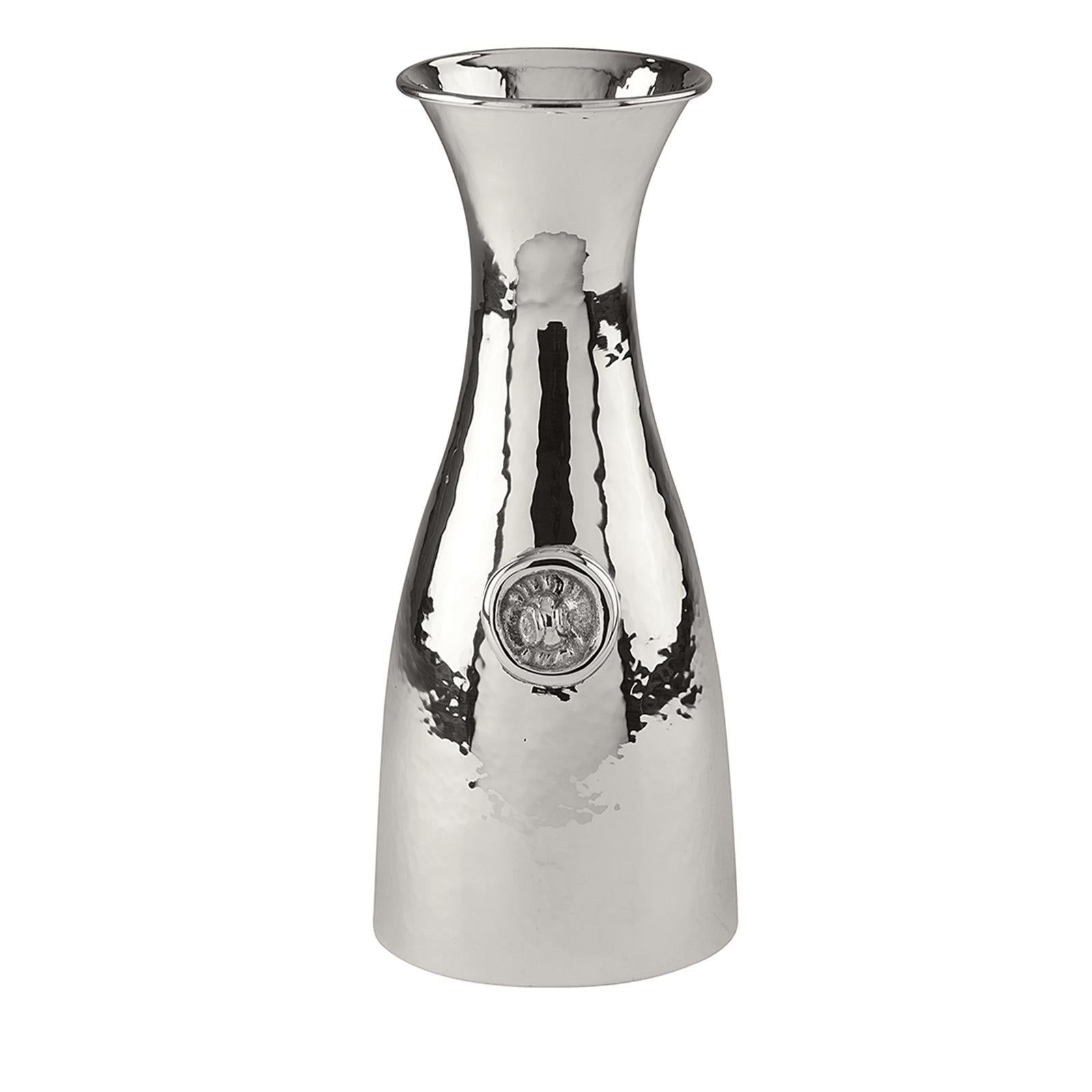 This elegant interpretation of an iconic dinner table object is made entirely in silver. The Classic one-litre bottle, that is a staple of old-fashioned trattorie throughout Italy, is given a sophisticated upgrade. The surface of the silver was