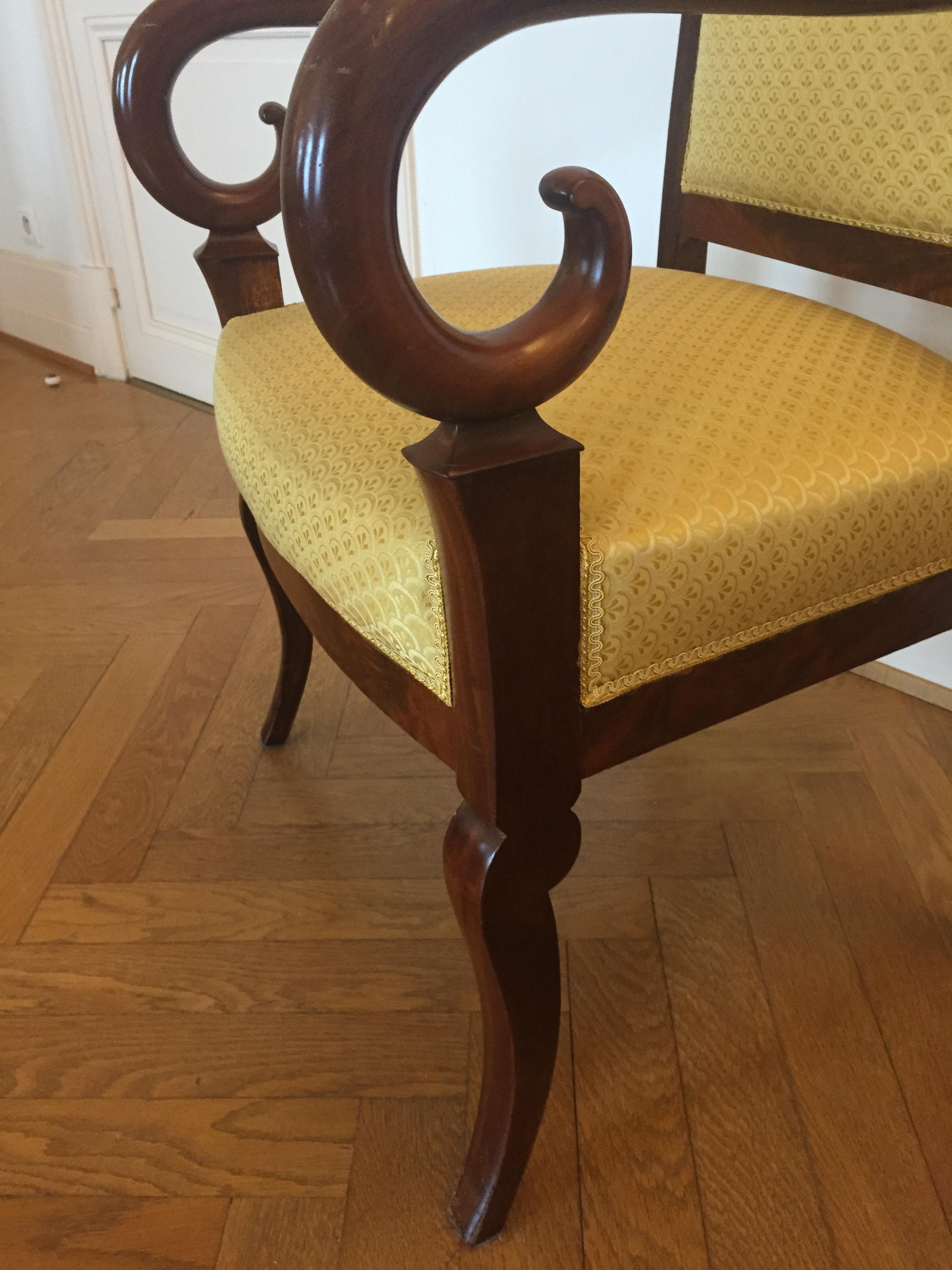 Elegant and great design, comfortable armchair in mahogany.
Louis Phillipe period of time, recently upholstery in a yellow silk fabric.
Perfect for a desk armchair or side living room armchair as well.