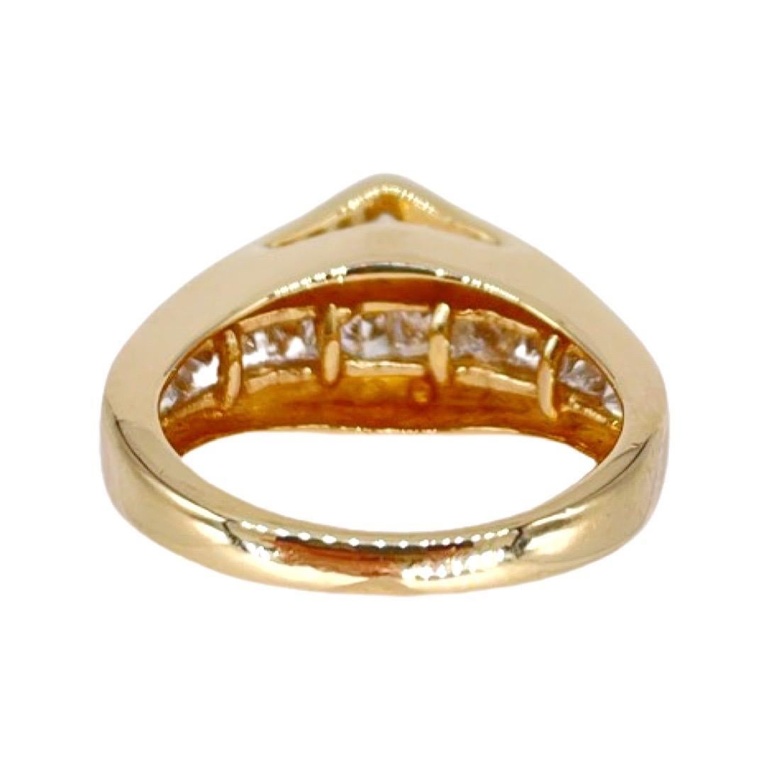 Ein marquise (7,6 x 4,5 mm) spitz zulaufender Diamant mit einem Band aus 10 Diamanten im Vollschliff