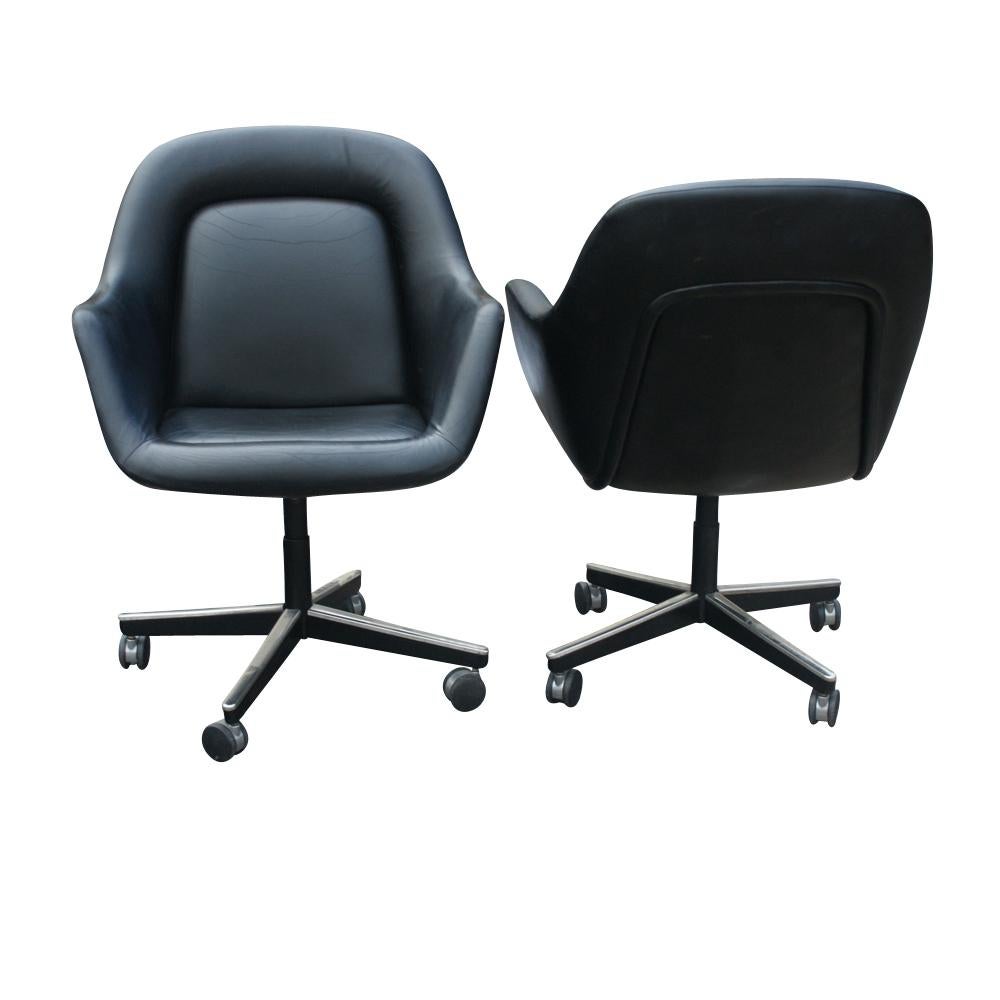 Américain Un fauteuil de direction en cuir noir de Max Pearson pour Knoll en vente