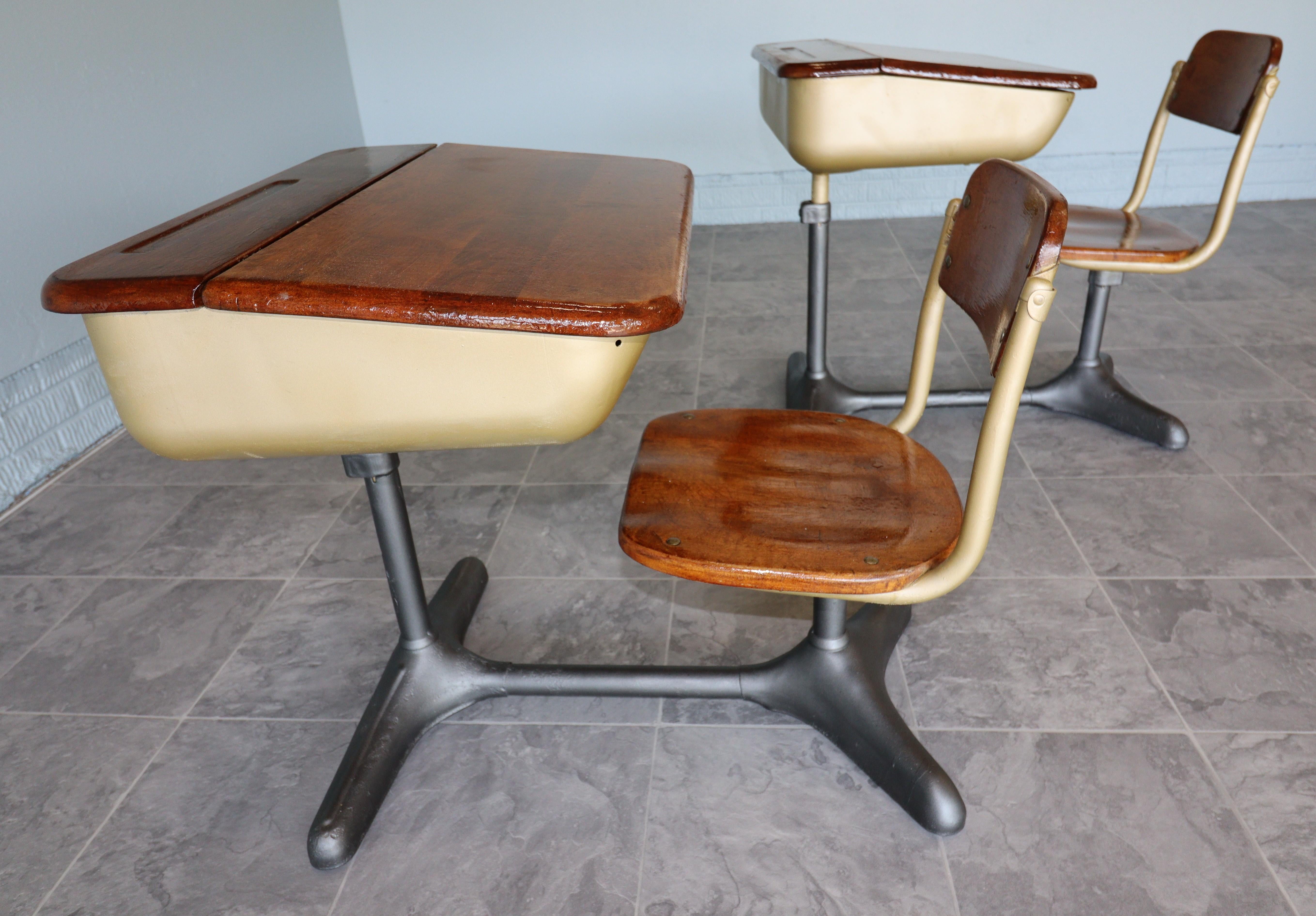 One Mid-Century Cast Iron and Oak Swivel School Desk by American Seating Co in vendita 2
