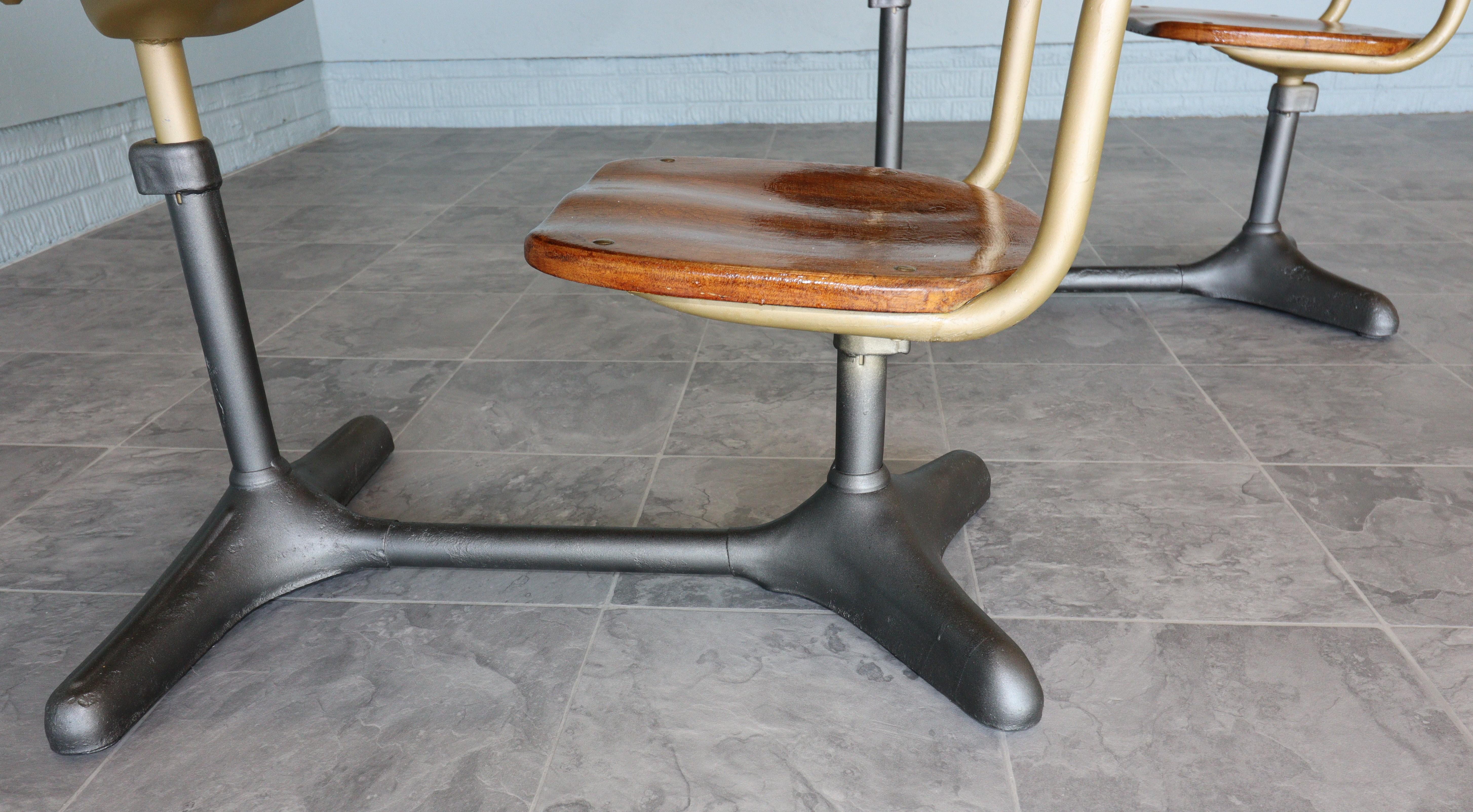 One Mid-Century Cast Iron and Oak Swivel School Desk by American Seating Co in vendita 3