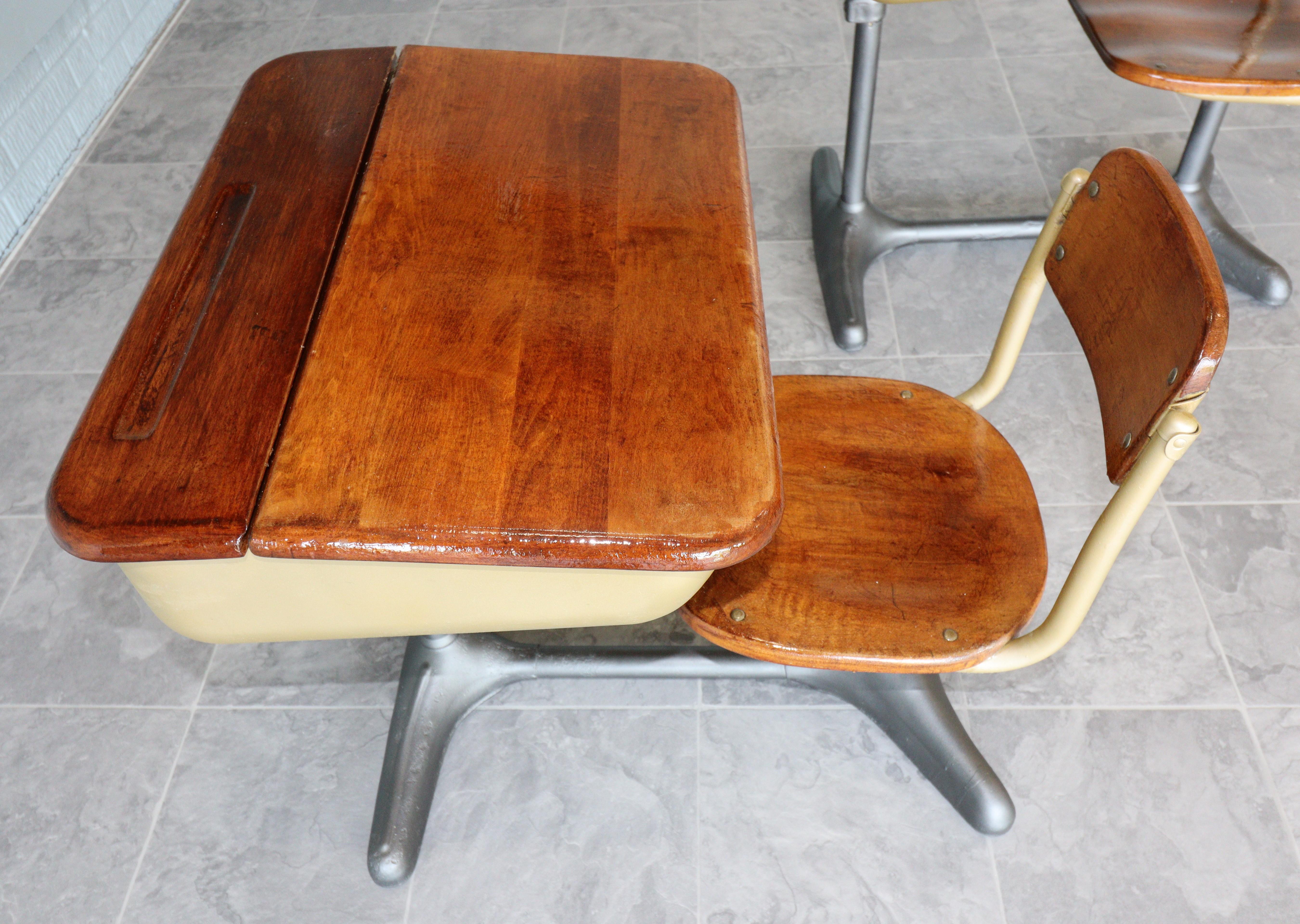 One Mid-Century Cast Iron and Oak Swivel School Desk by American Seating Co in vendita 4