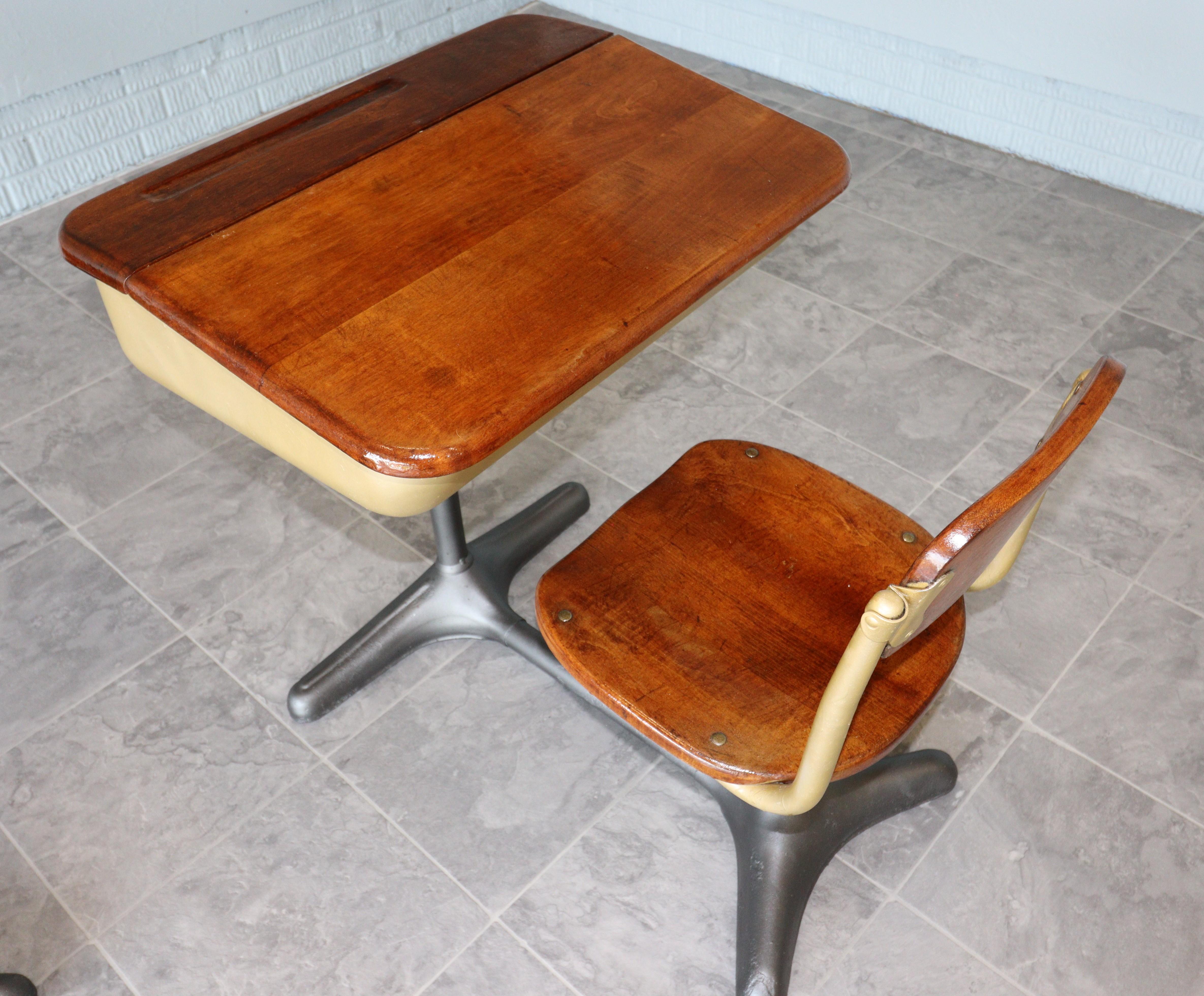 One Mid-Century Cast Iron and Oak Swivel School Desk by American Seating Co in vendita 5