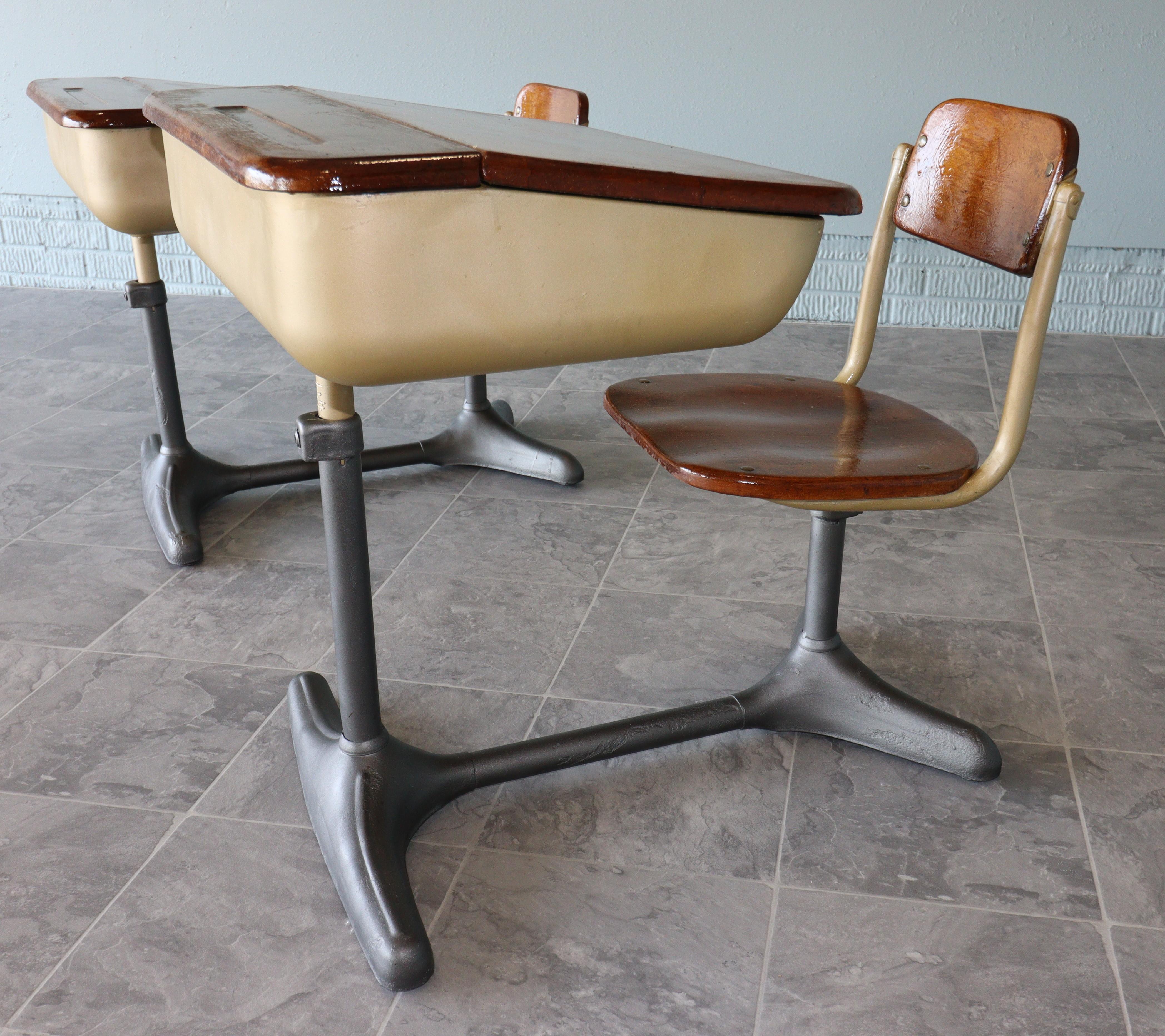 Americano One Mid-Century Cast Iron and Oak Swivel School Desk by American Seating Co in vendita