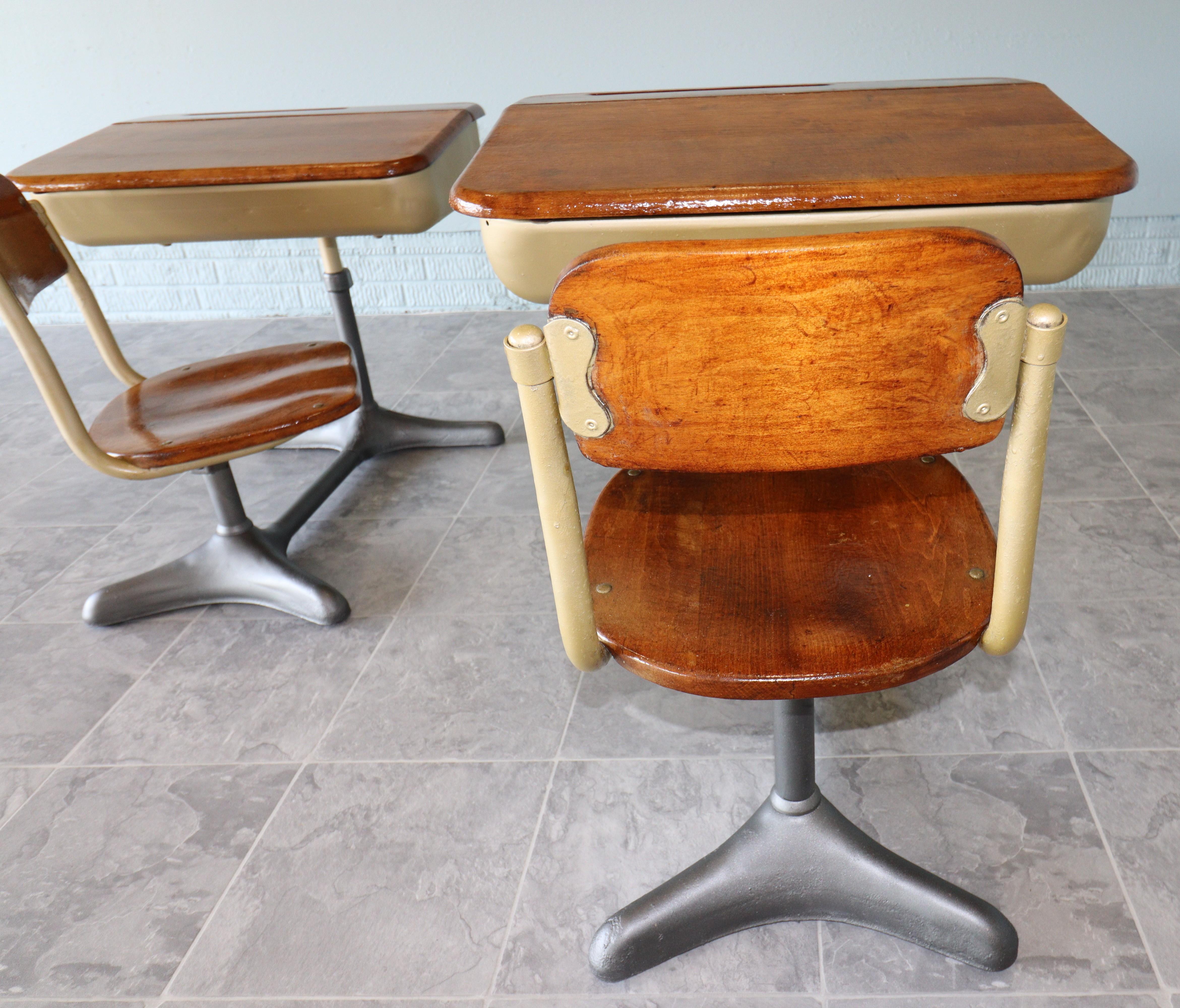 One Mid-Century Cast Iron and Oak Swivel School Desk by American Seating Co in vendita 1