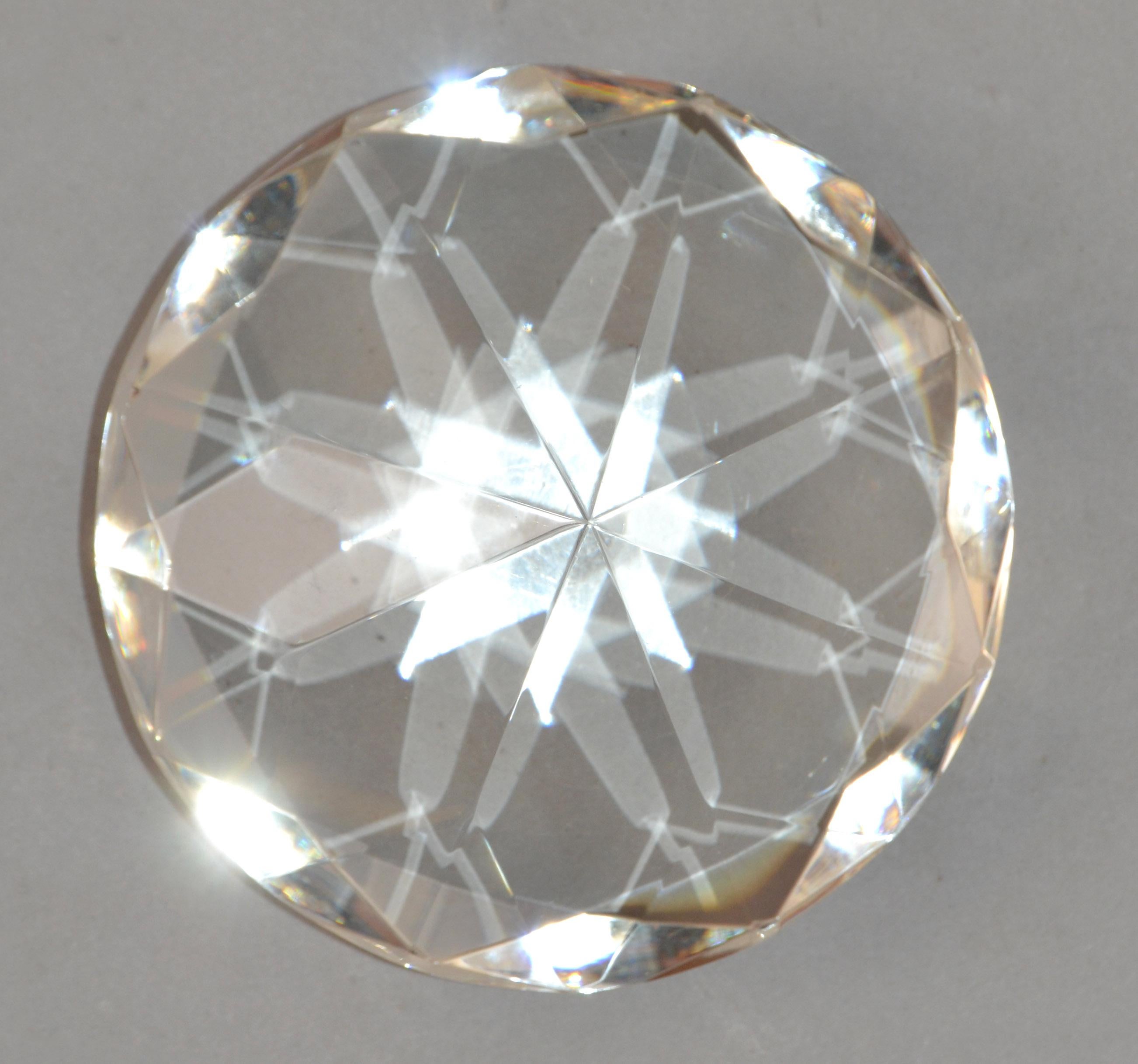 Moderner Briefbeschwerer aus facettiertem Glas mit Diamanten in Form einer Figur aus der Mitte des Jahrhunderts im Angebot 2