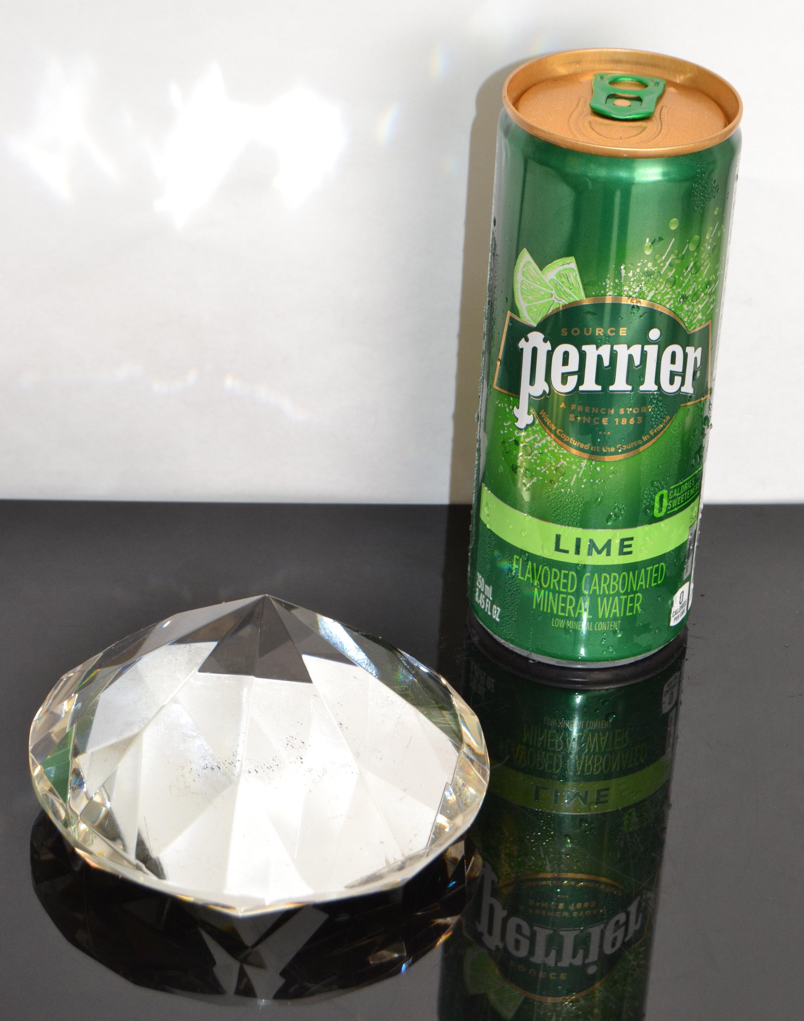 Moderner Briefbeschwerer aus facettiertem Glas mit Diamanten in Form einer Figur aus der Mitte des Jahrhunderts im Angebot 4