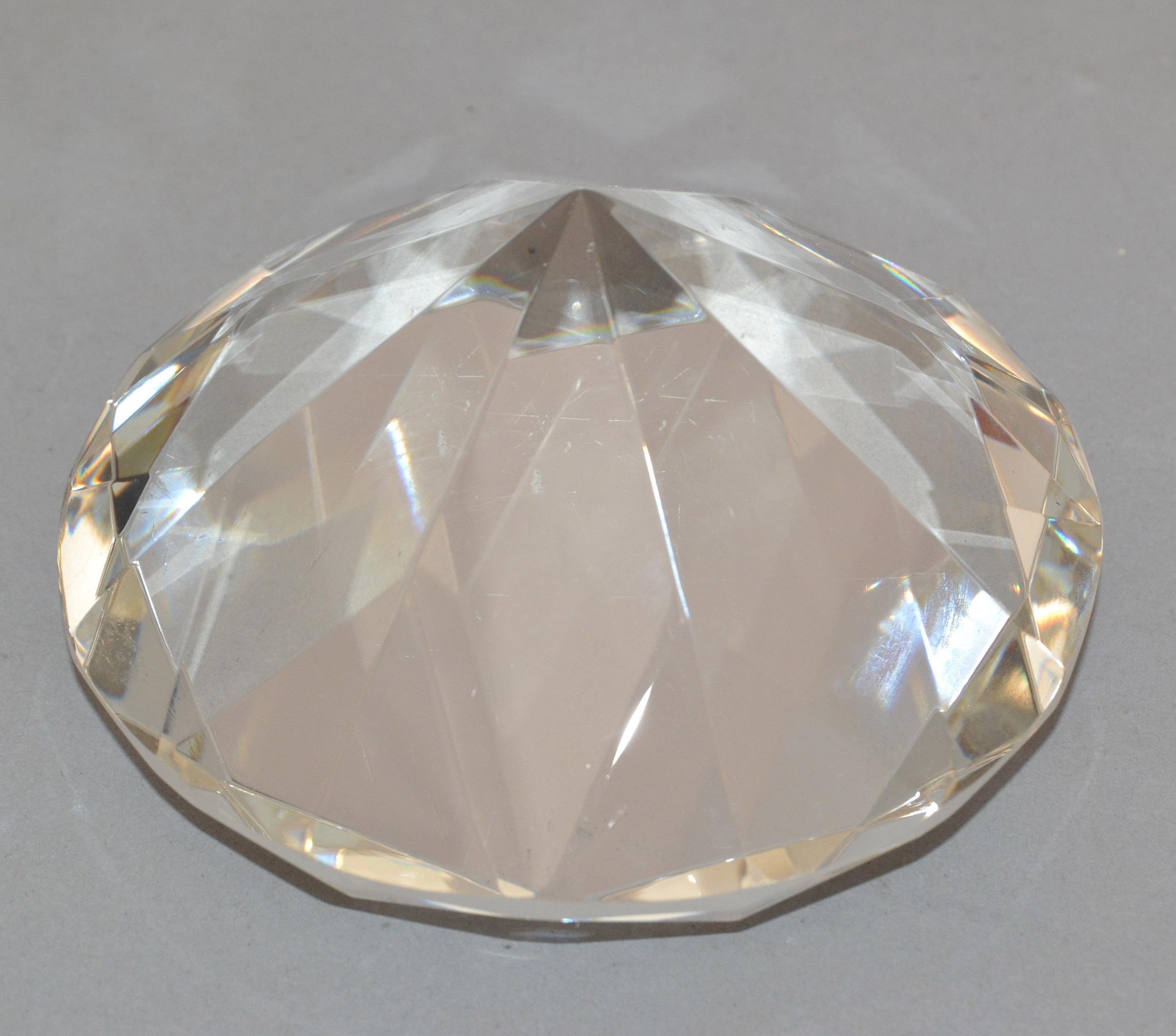 Ein Mid-Century Modern facettiertem Glas Diamant geformt Vergrößerung Briefbeschwerer, Figur, Skulptur oder Schreibtisch-Accessoire. In gutem Zustand keine Chips, leichte Kratzer auf dem facettierten Glas.

A-560-335