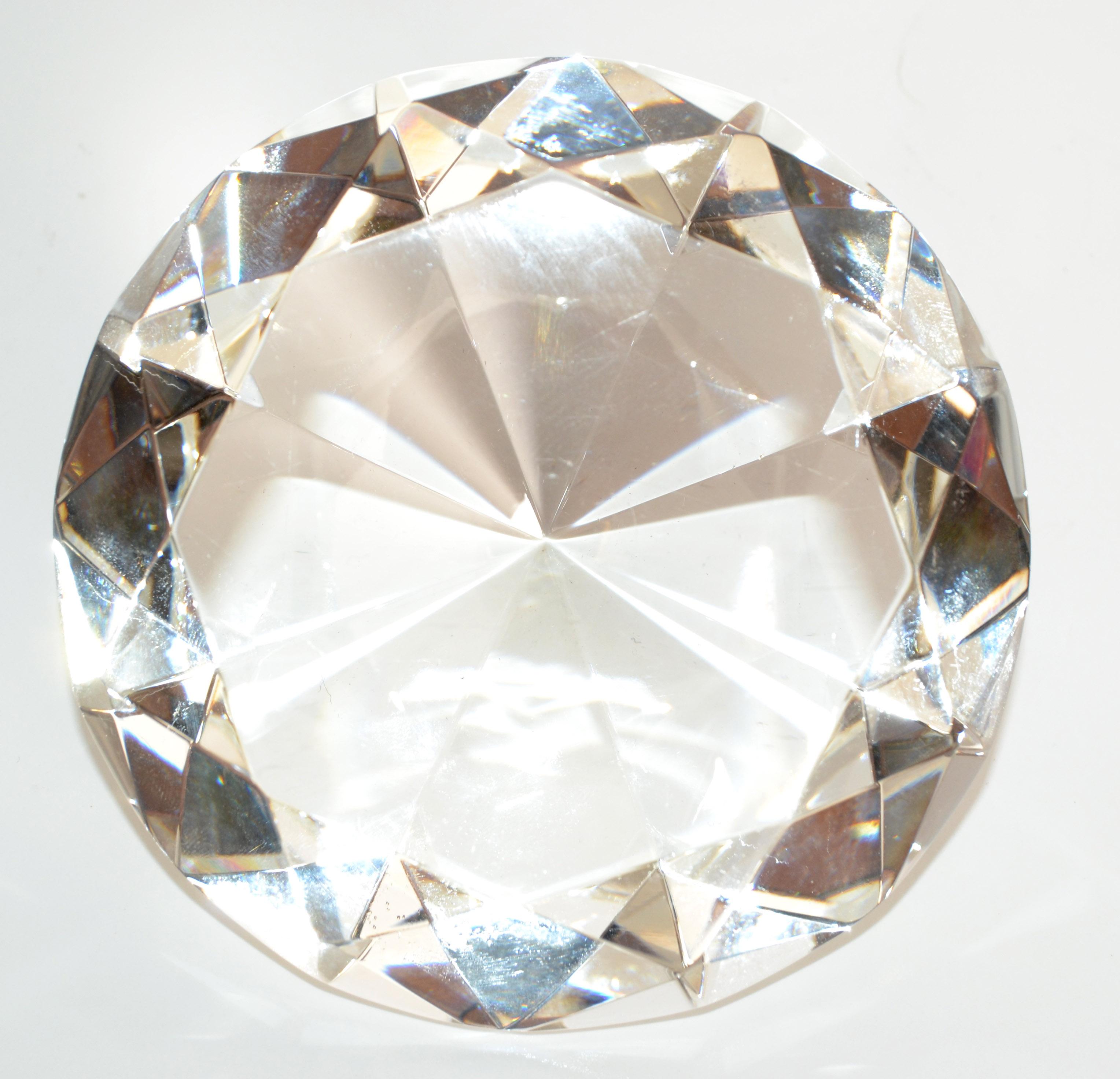 Moderner Briefbeschwerer aus facettiertem Glas mit Diamanten in Form einer Figur aus der Mitte des Jahrhunderts (Facettiert) im Angebot