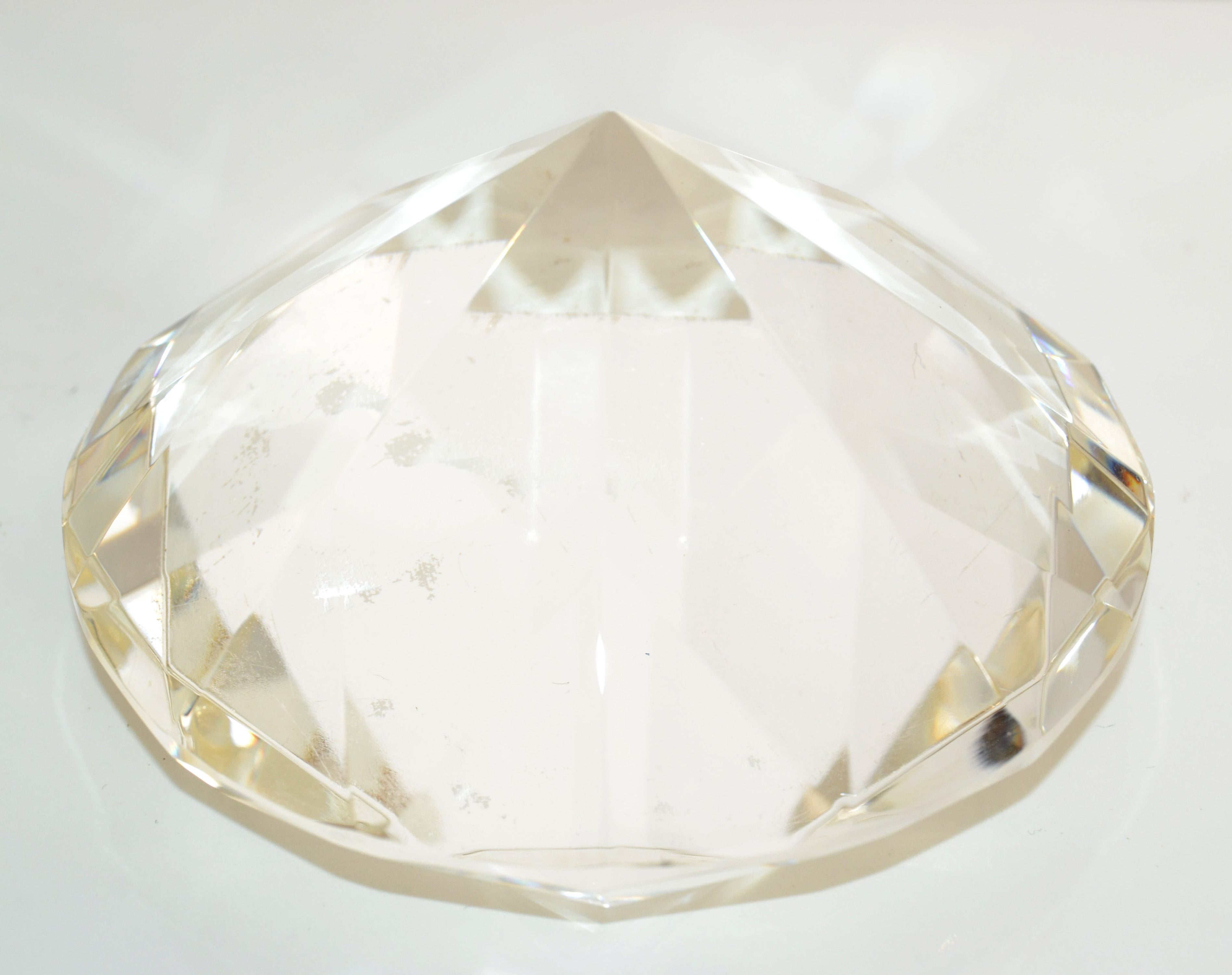 Moderner Briefbeschwerer aus facettiertem Glas mit Diamanten in Form einer Figur aus der Mitte des Jahrhunderts im Zustand „Gut“ im Angebot in Miami, FL