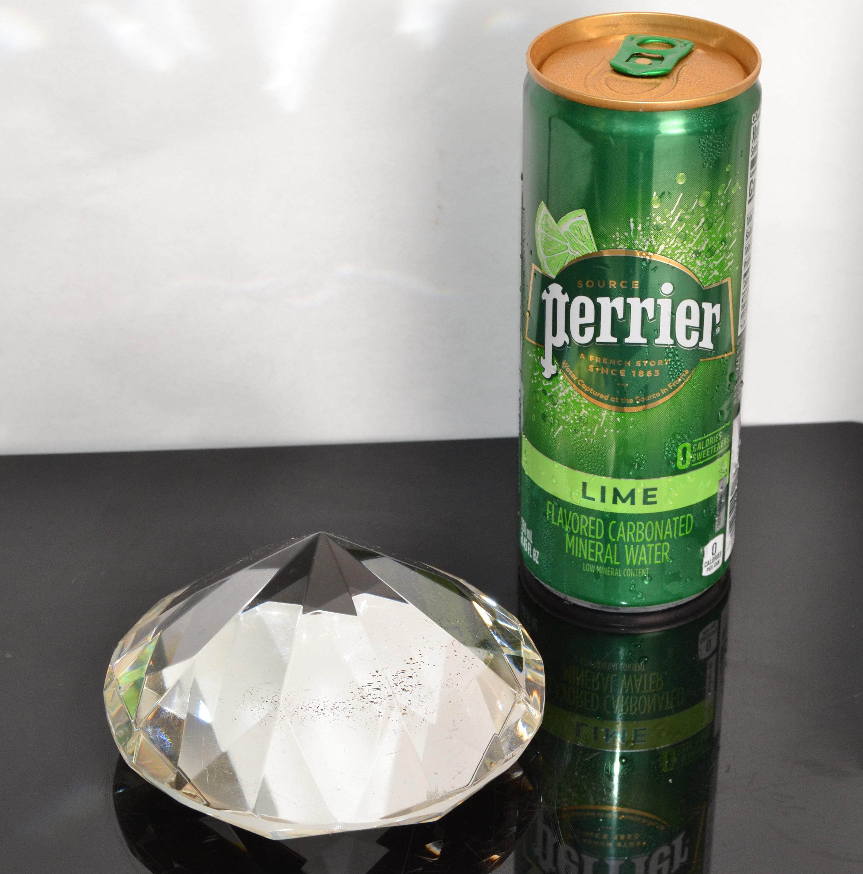 Moderner Briefbeschwerer aus facettiertem Glas mit Diamanten in Form einer Figur aus der Mitte des Jahrhunderts (Glaskunst) im Angebot
