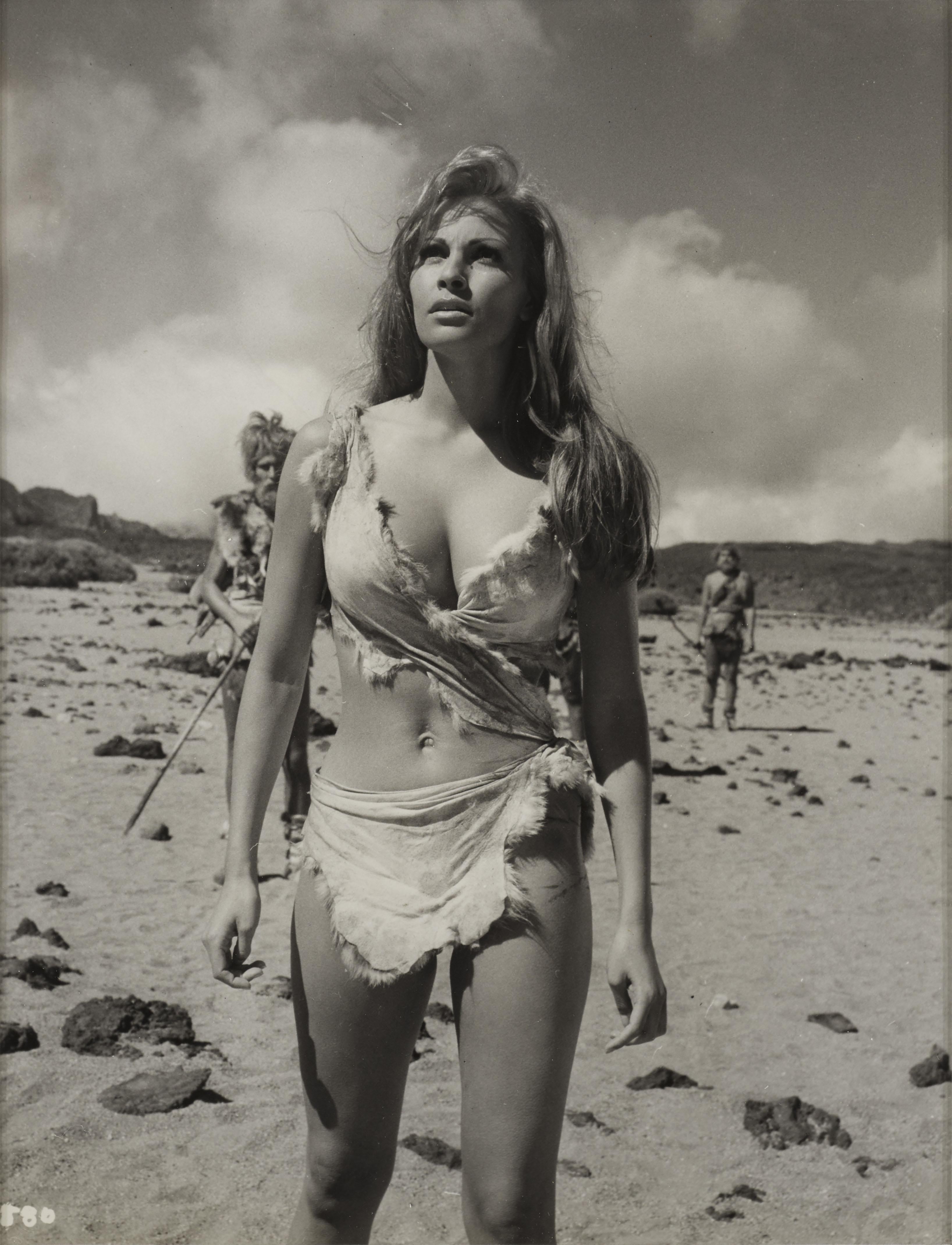 Photo originale de production pour le film d'aventure fantastique de Raquel Welch réalisé par Don Chaffey en 1966. L'œuvre est encadrée dans un cadre en bois d'Obéche avec un carton sans acide et un plexiglas UV.
La taille indiquée est avant